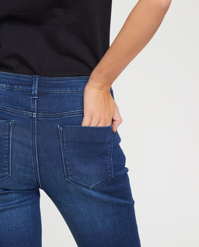 Jeans sfrangiati sul fondo donna detail 2