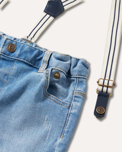 Jeans con bretelle in misto cotone neonato detail 1