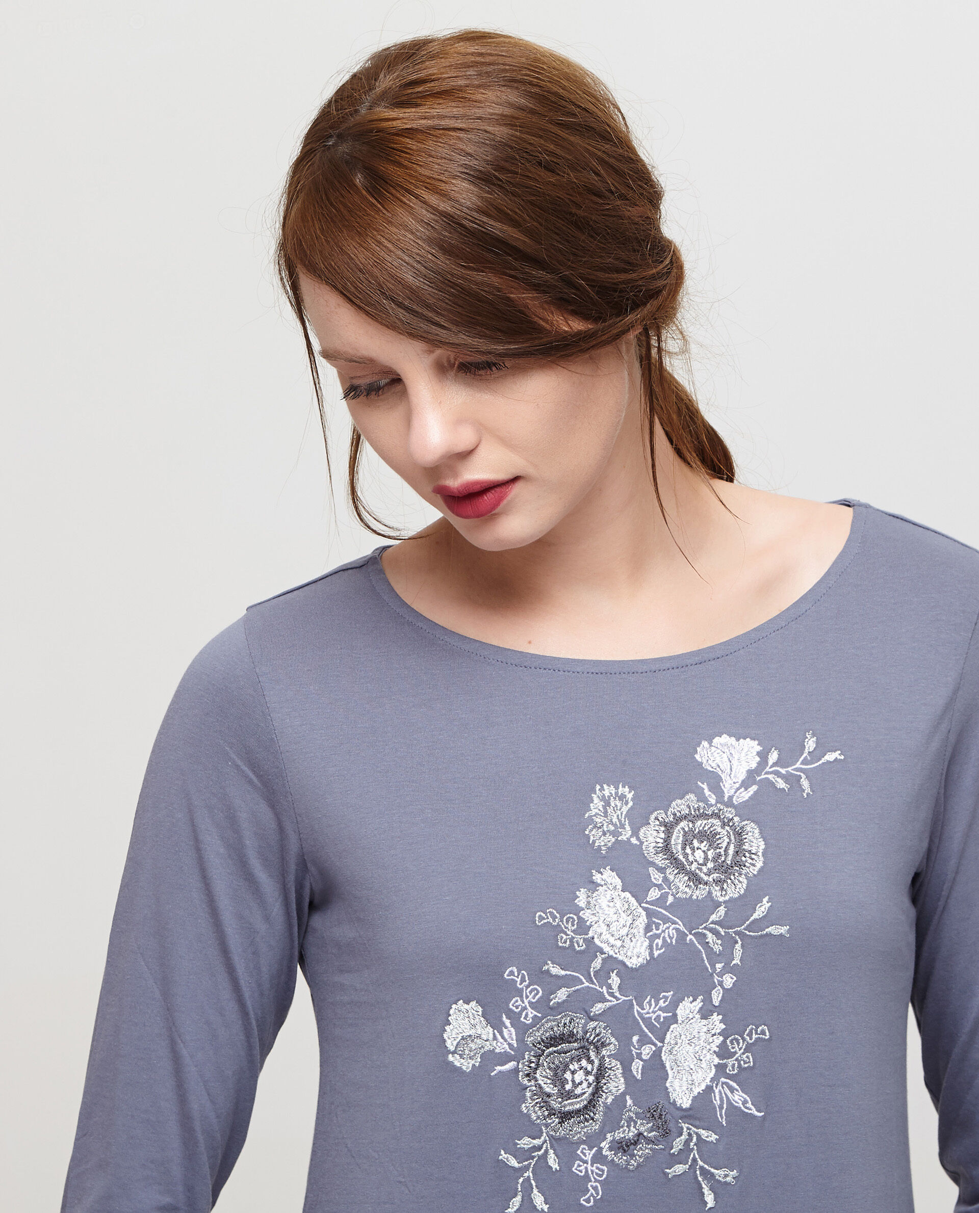 T-shirt con ricamo floreale donna