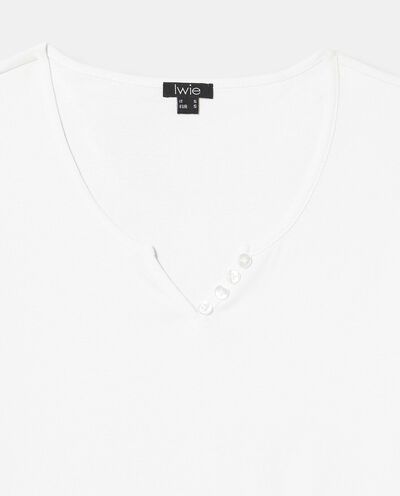 T-shirt con scollo a V e bottoni donna detail 1