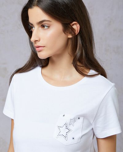 T-shirt cotone con taschino e strass detail 2