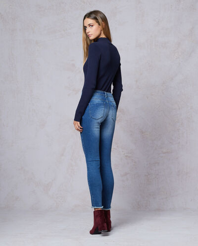 Jeans sfrangiati donna detail 1