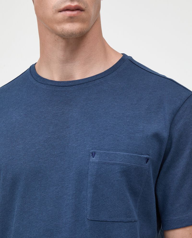 T-shirt a tinta unita con taschino in misto cotone e lino uomo single tile 2 