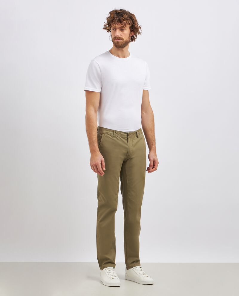 Pantaloni chino in cotone stretch uomo cover