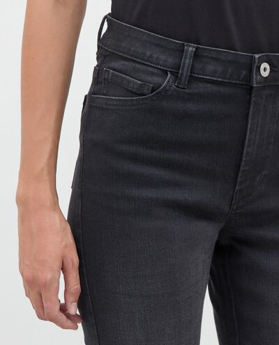 Jeans cropped elasticizzato a taglio vivo donna detail 2