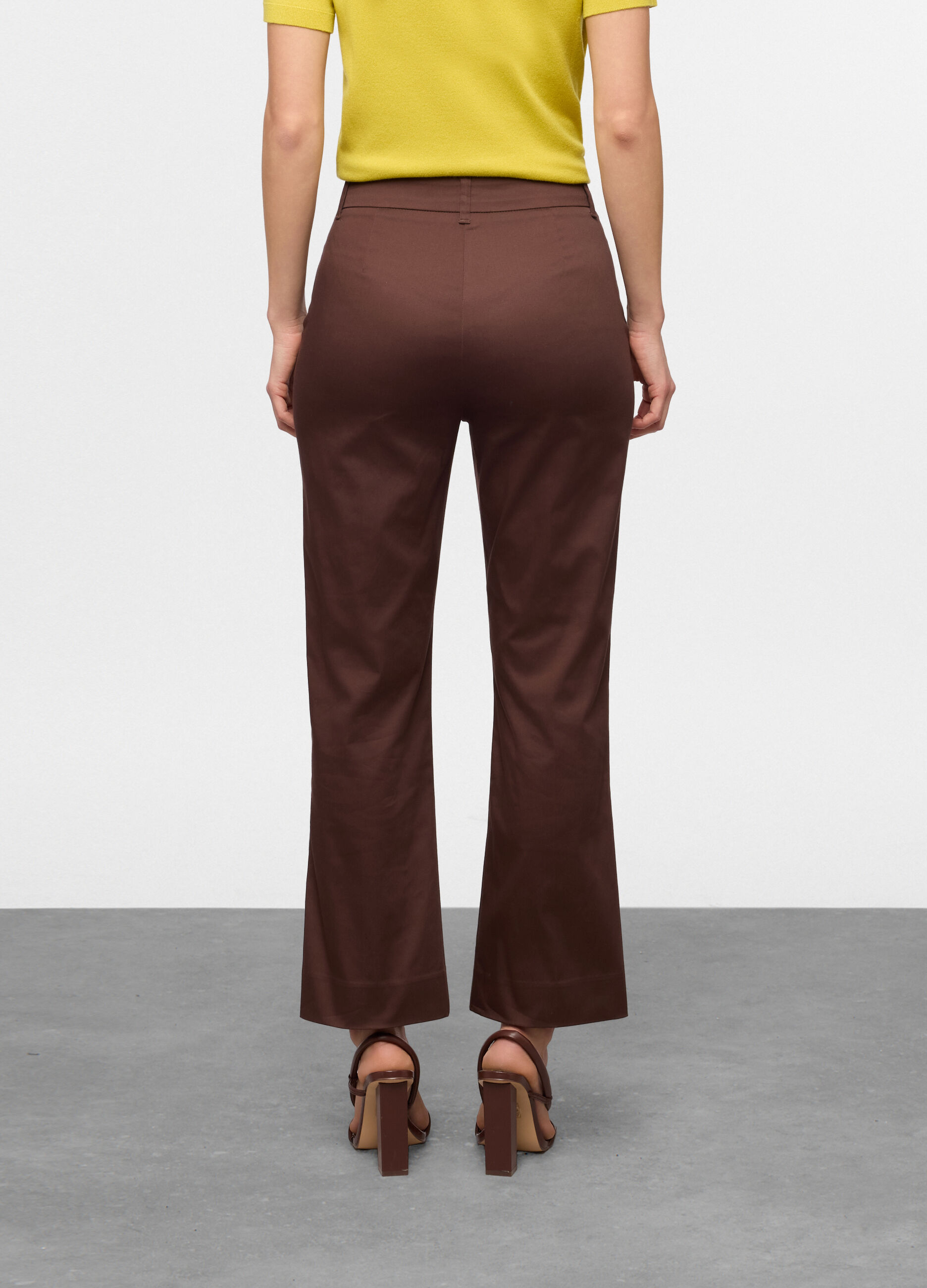 Pantaloni chino flare fit di cotone stretch donna_1