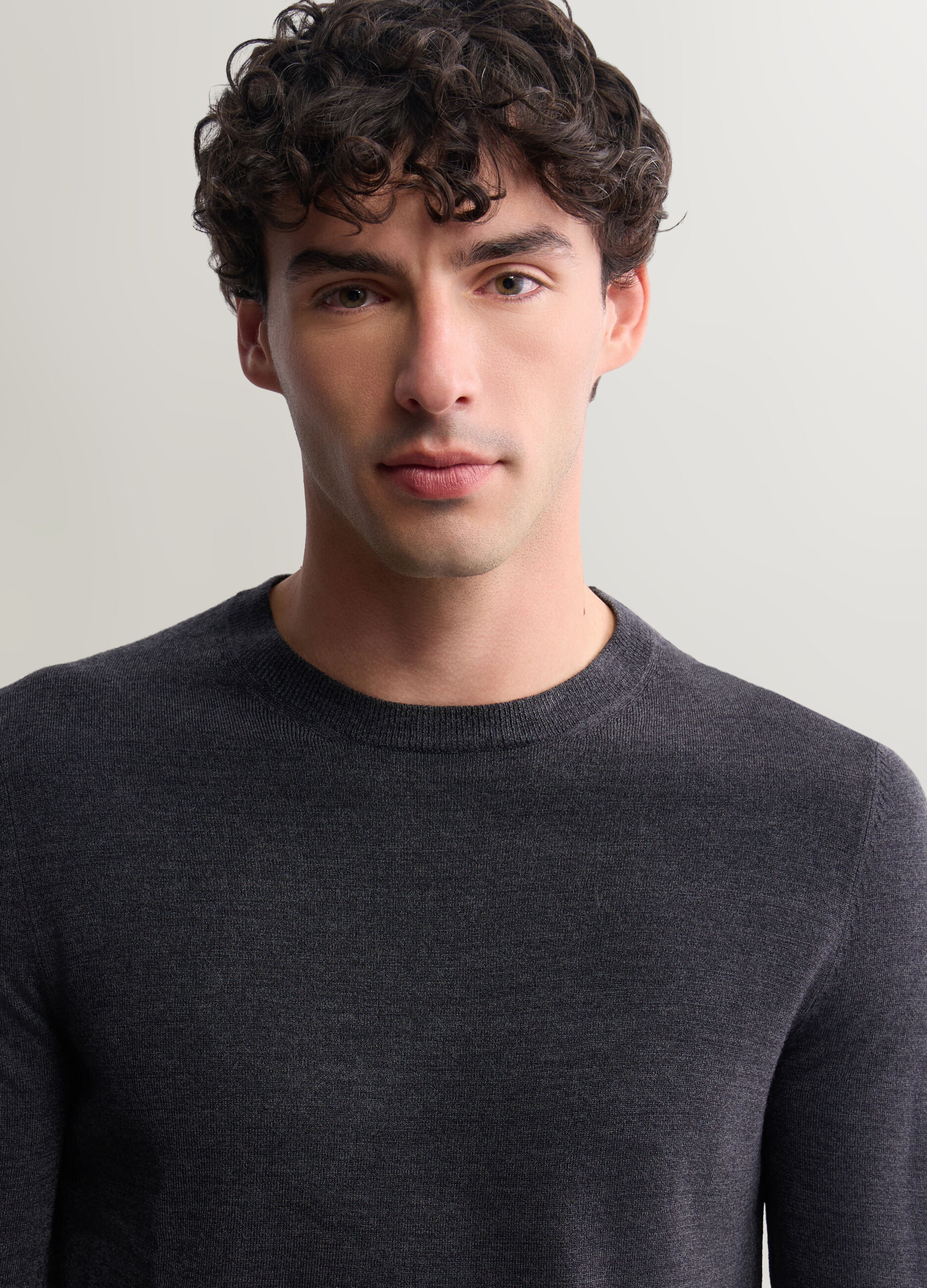 Maglione girocollo in maglia rasata uomo_2