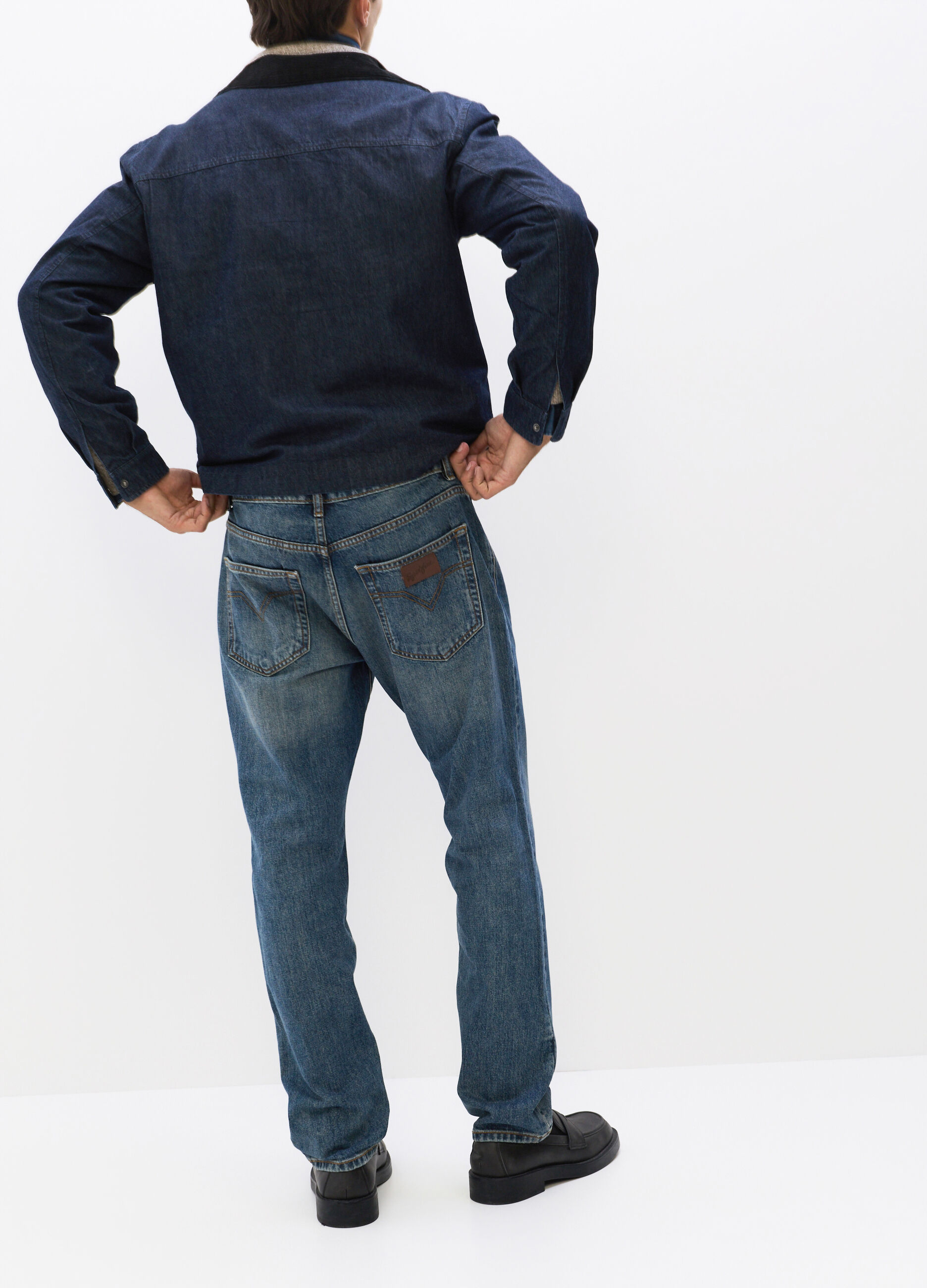 Jeans regular fit in denim lavato uomo_1