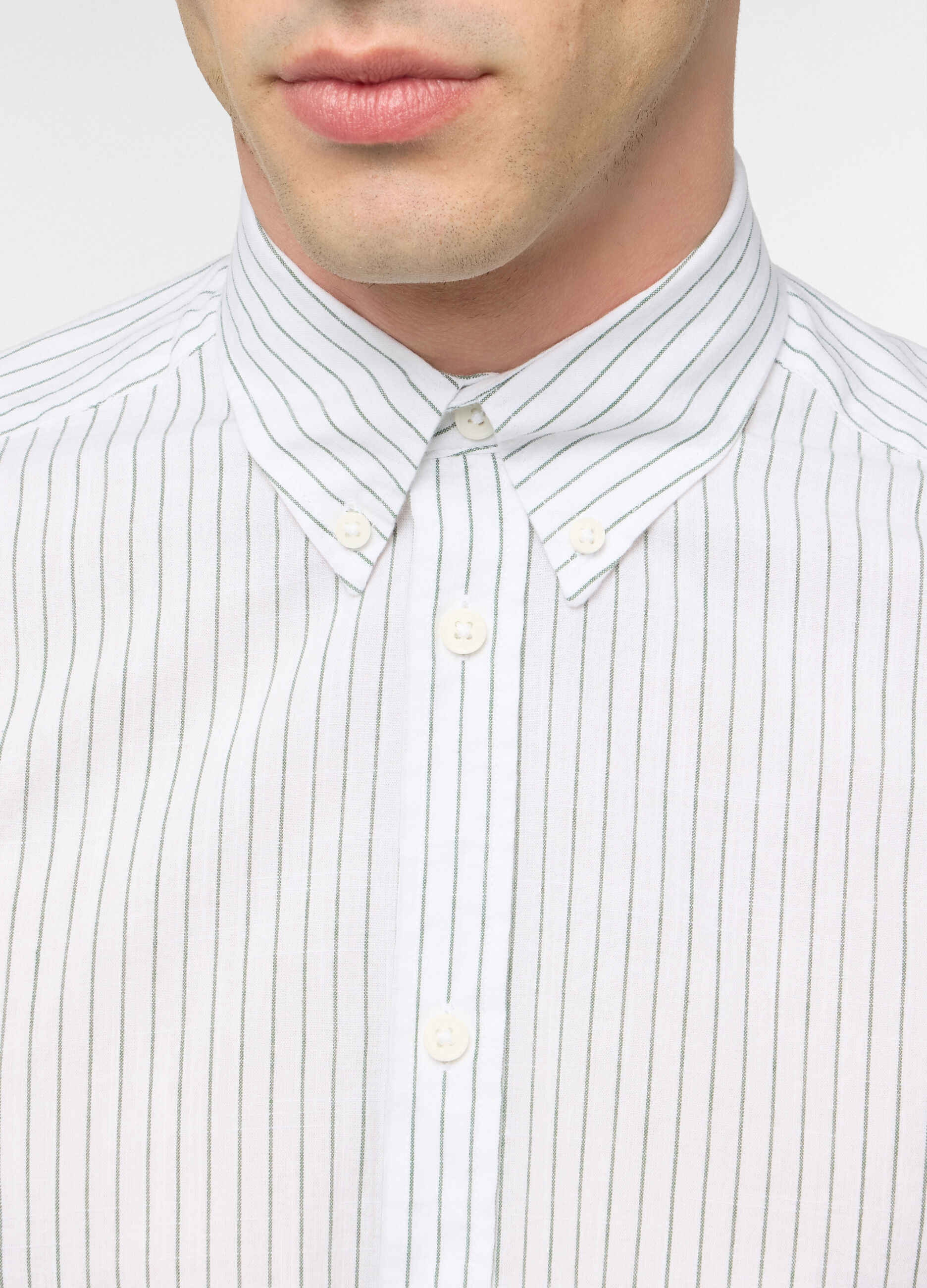 Camicia regular fit con colletto button down a righe uomo_2