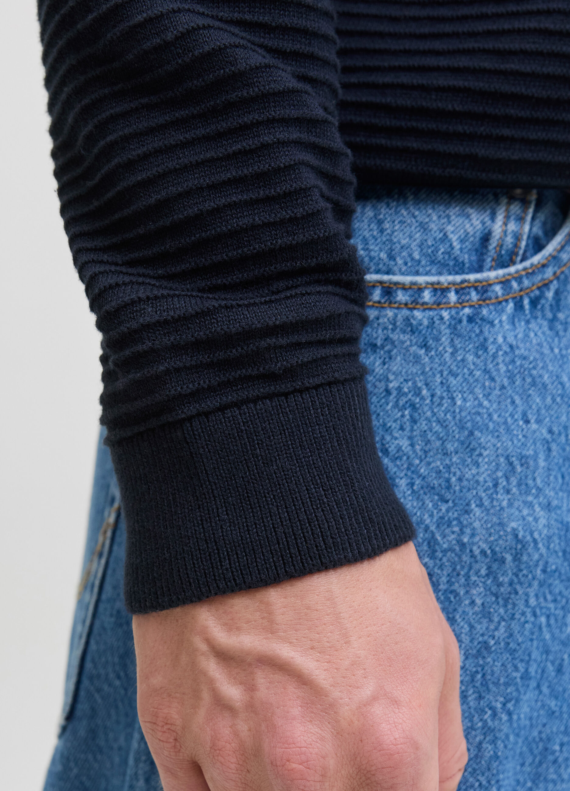 Maglione girocollo con motivo in rilievo uomo_5