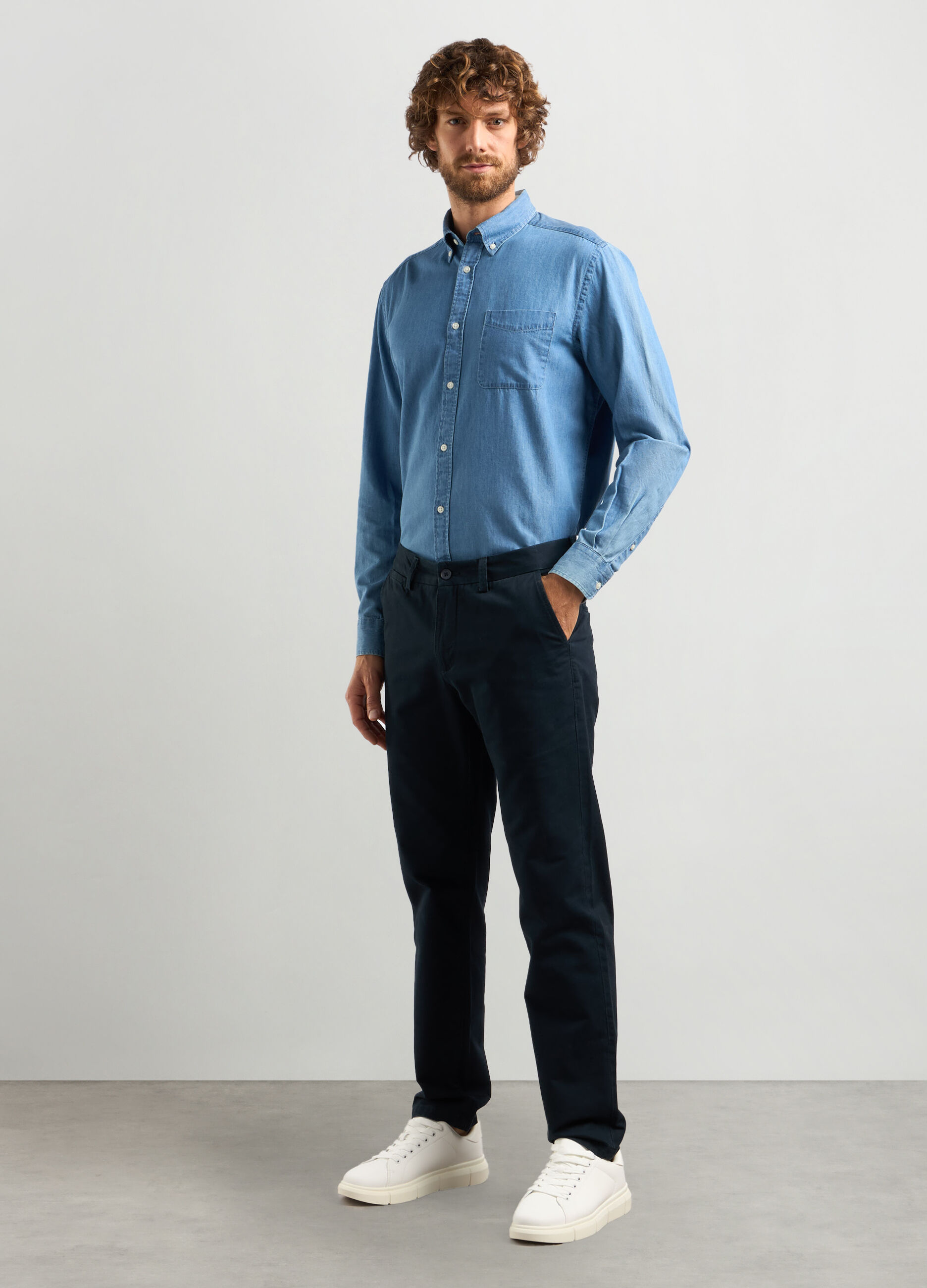 Pantaloni chino regular fit in twill di cotone uomo_0
