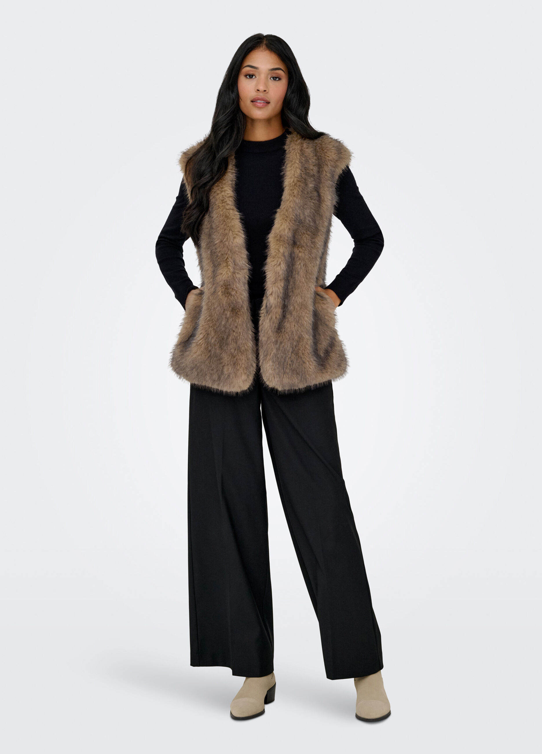 Cappotto smanicato in eco fur donna_2