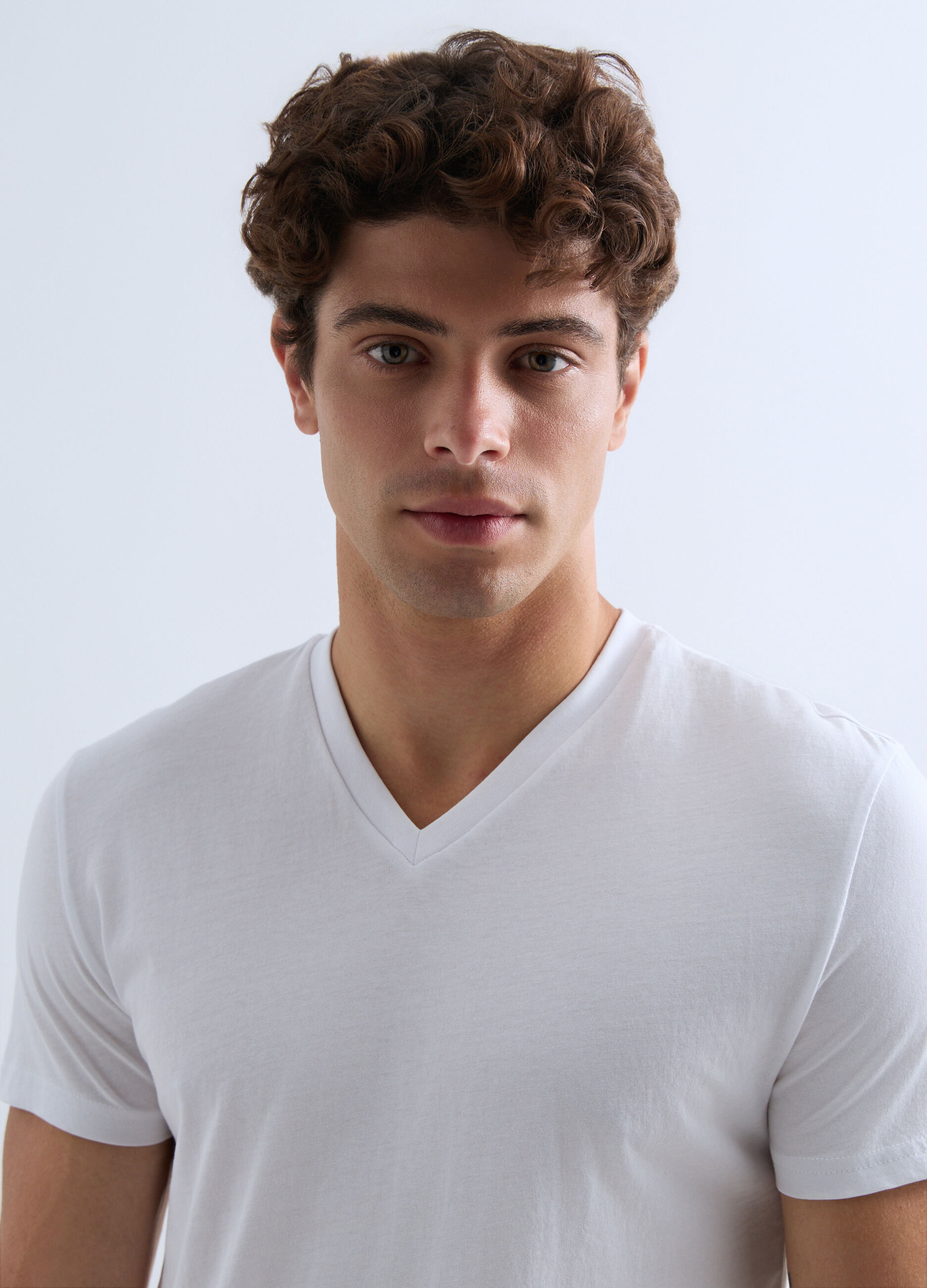 T-shirt scollo a V in jersey uomo_2