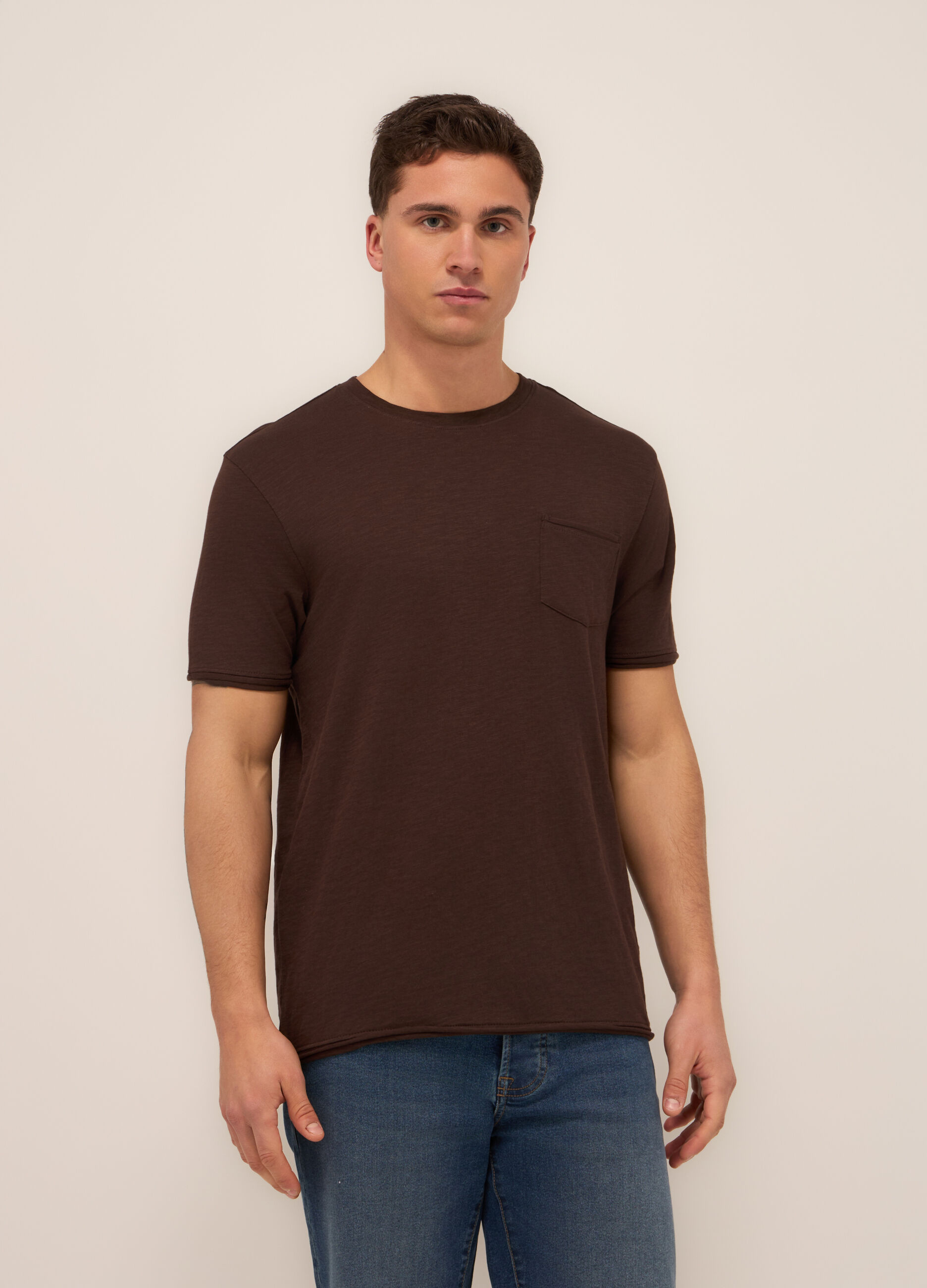 T-shirt girocollo con taschino uomo_0