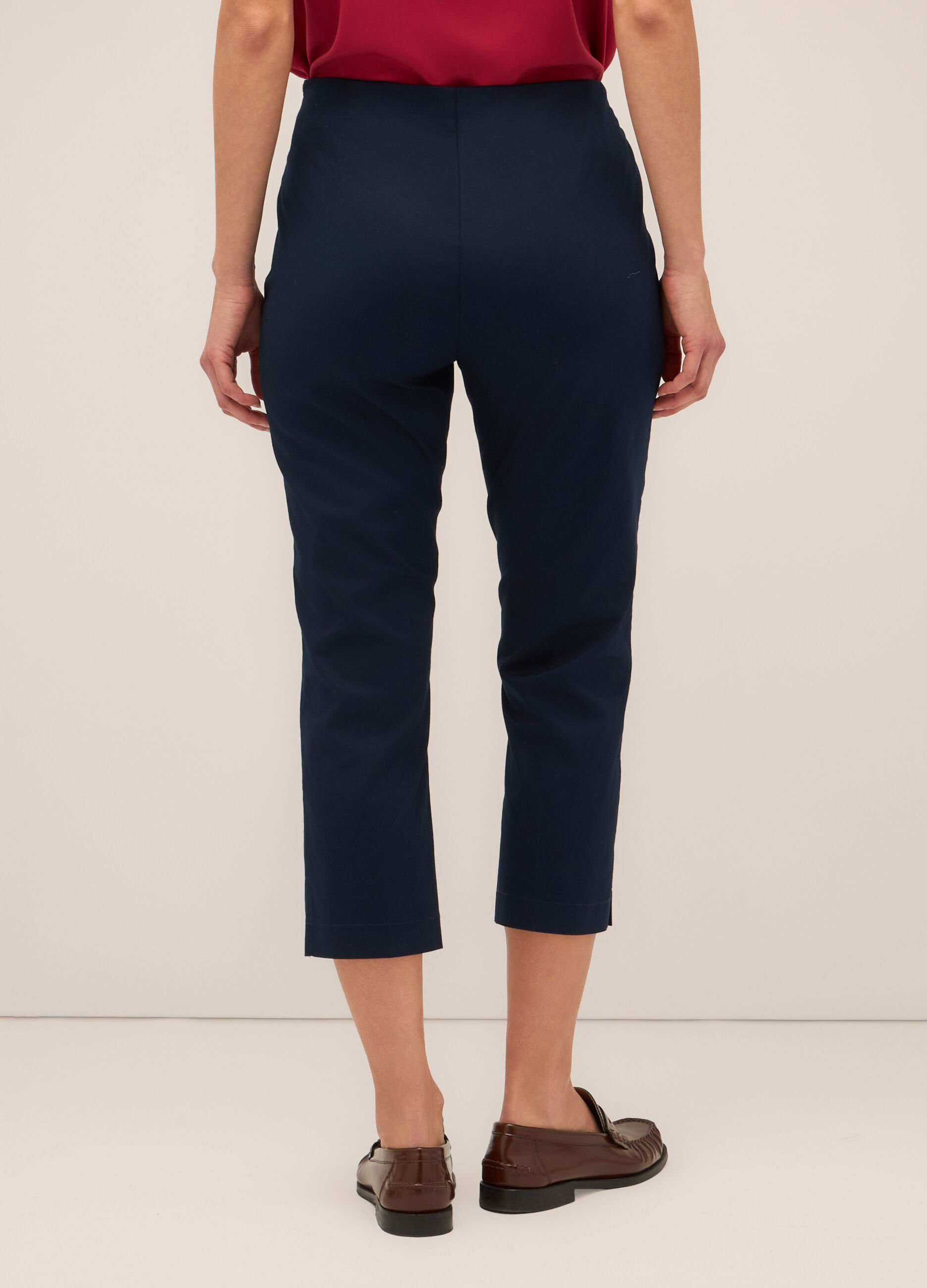Pantaloni capri in twill di cotone stretch donna