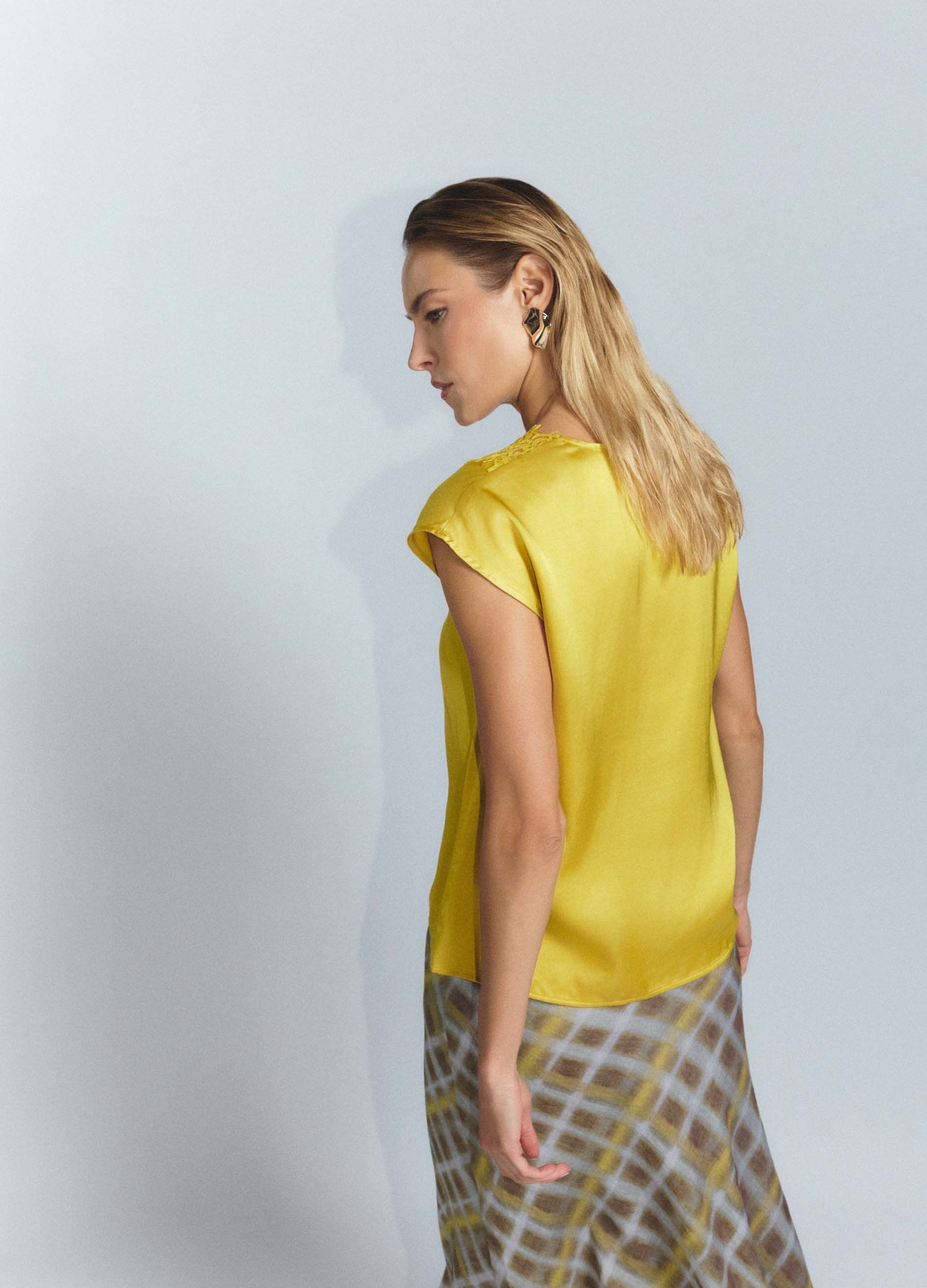 Blusa Fit Regular con scollo a V in raso di pura viscosa donna_2