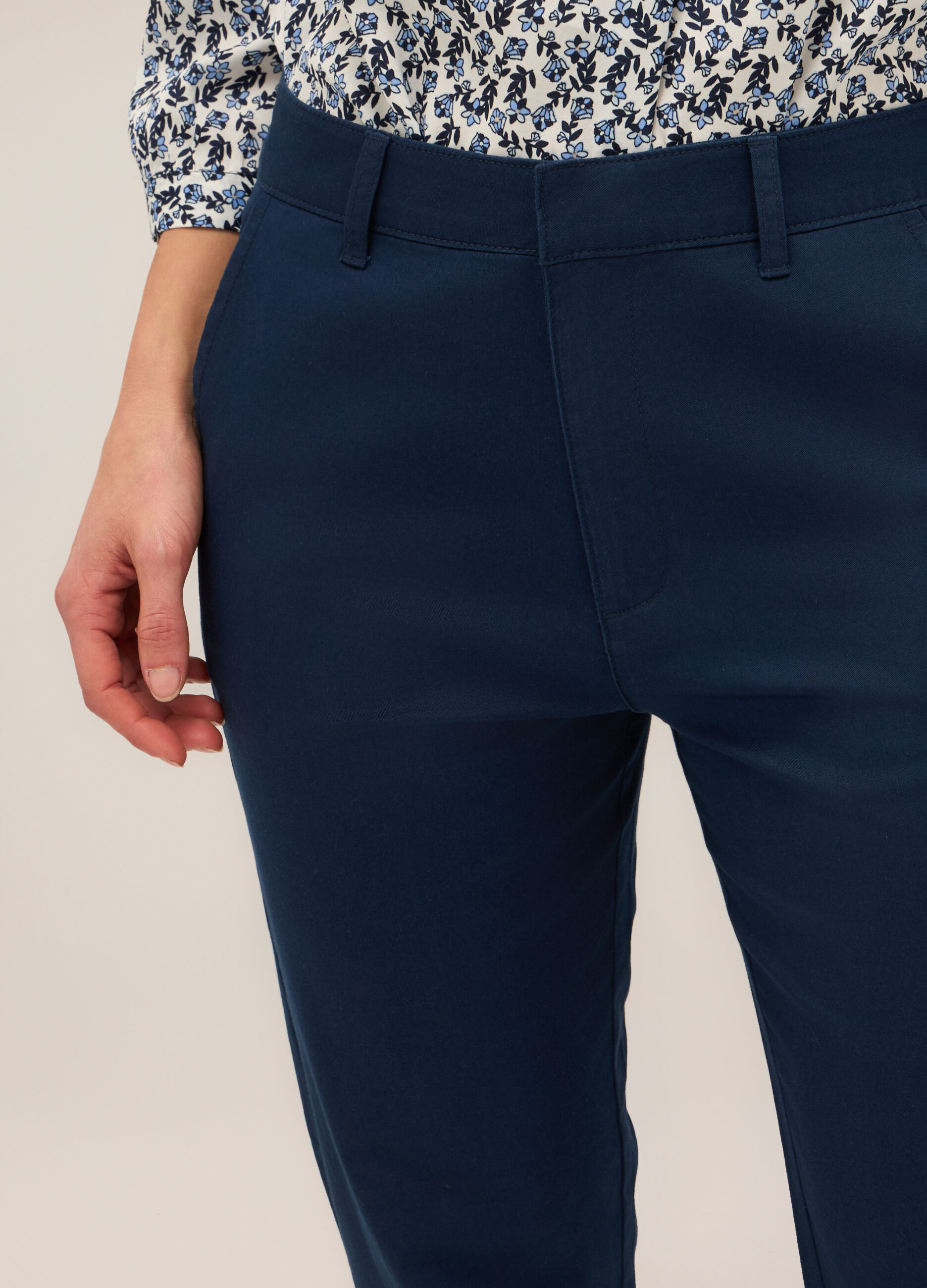 Pantaloni chino in twill di cotone stretch donna_2