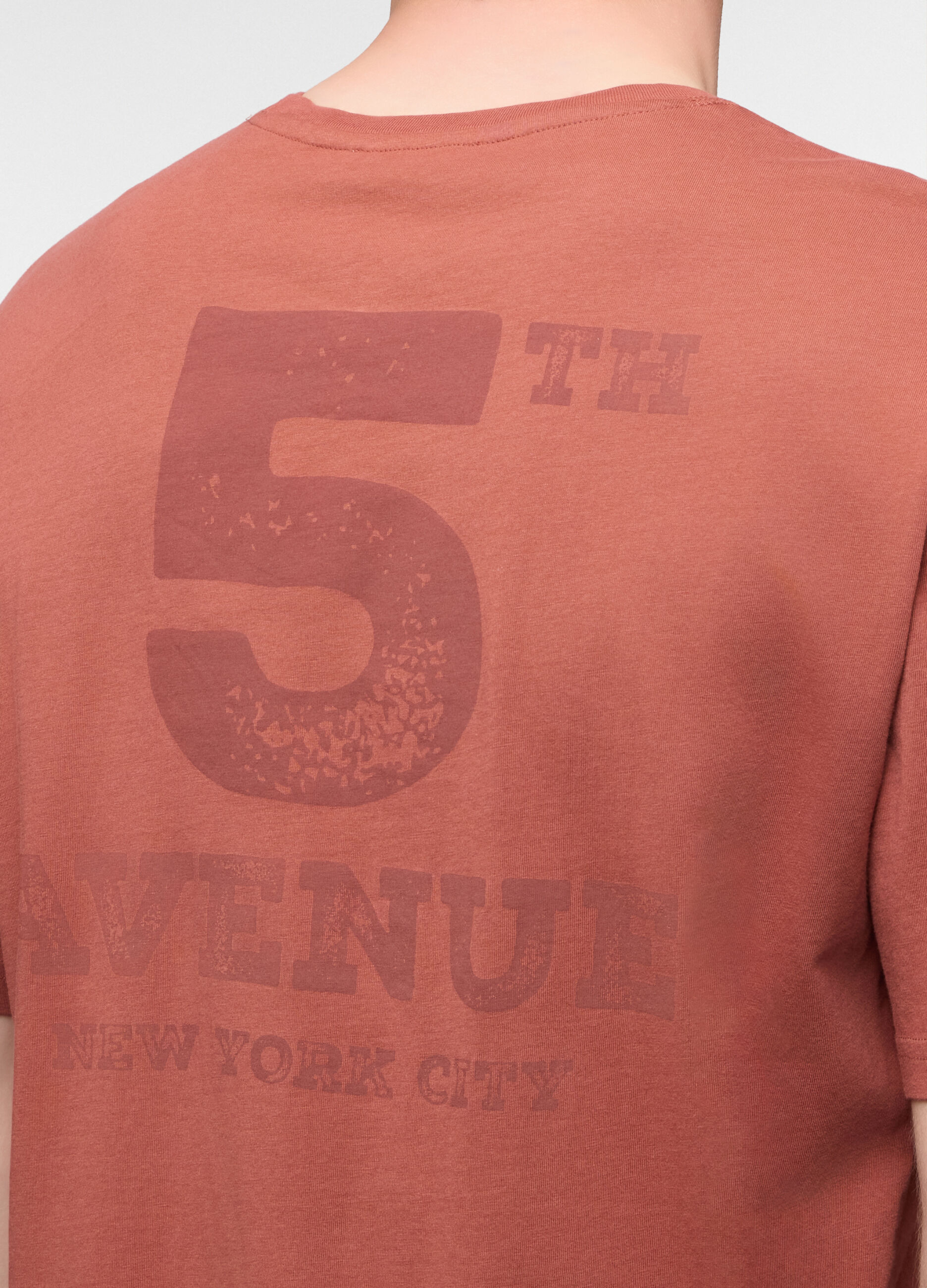 T-shirt girocollo in cotone con stampa uomo_2