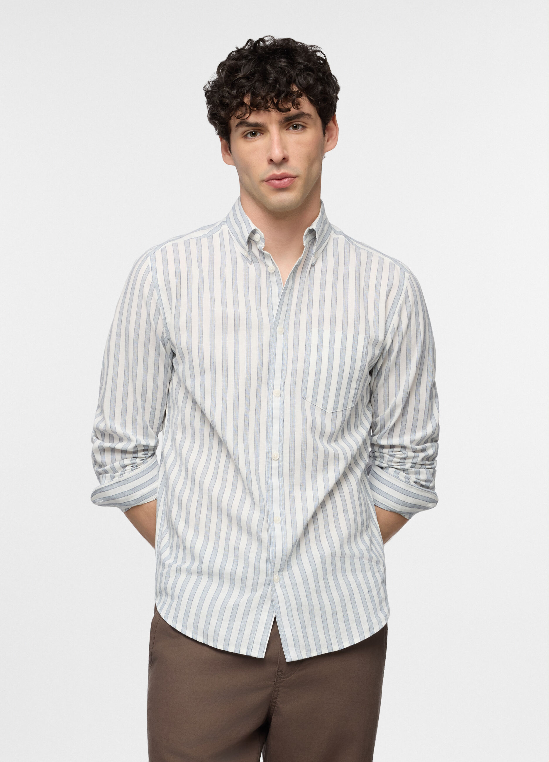 Camicia regular fit a righe con colletto button down uomo_0