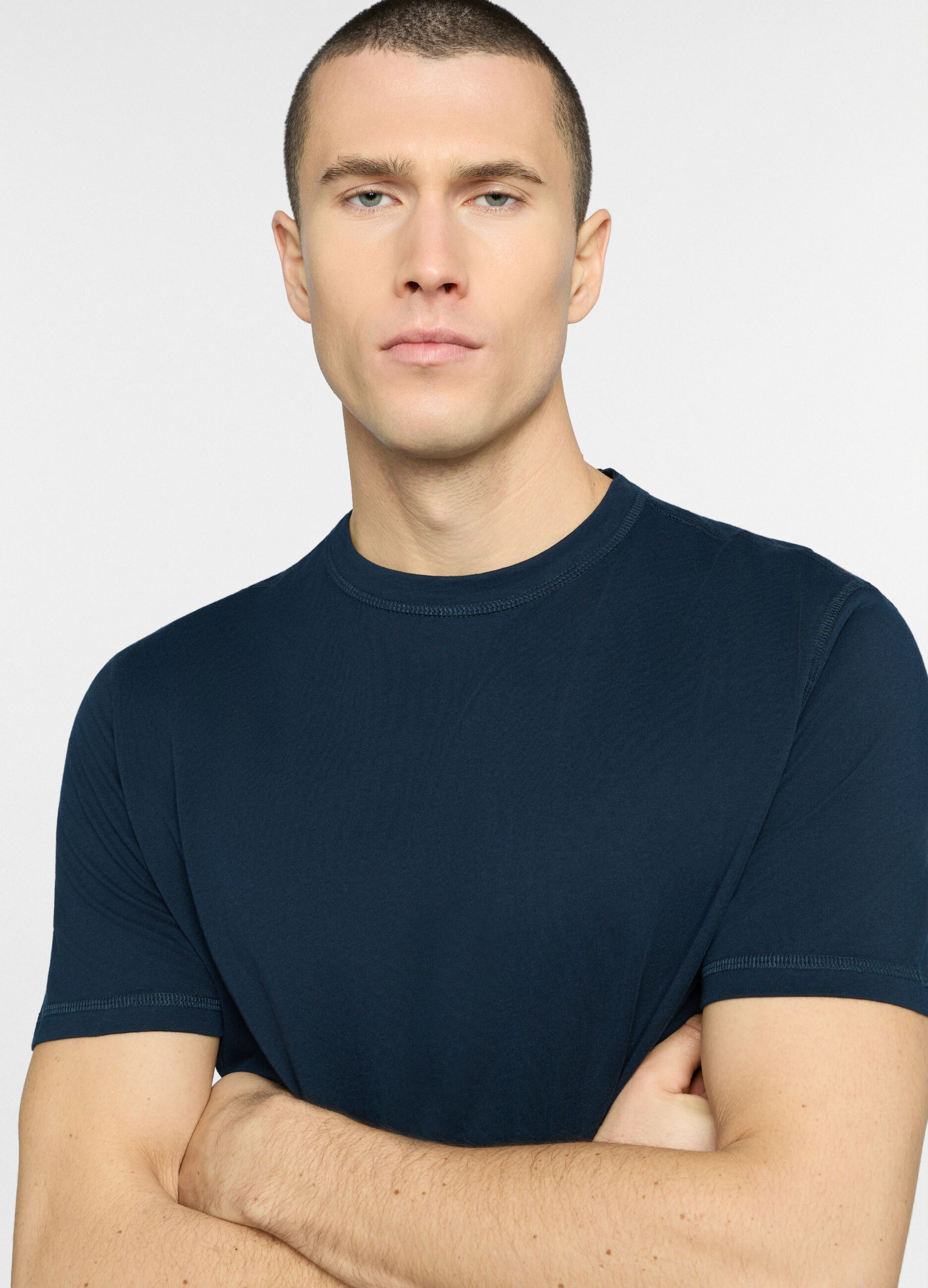 T-shirt con cuciture a vista uomo_2