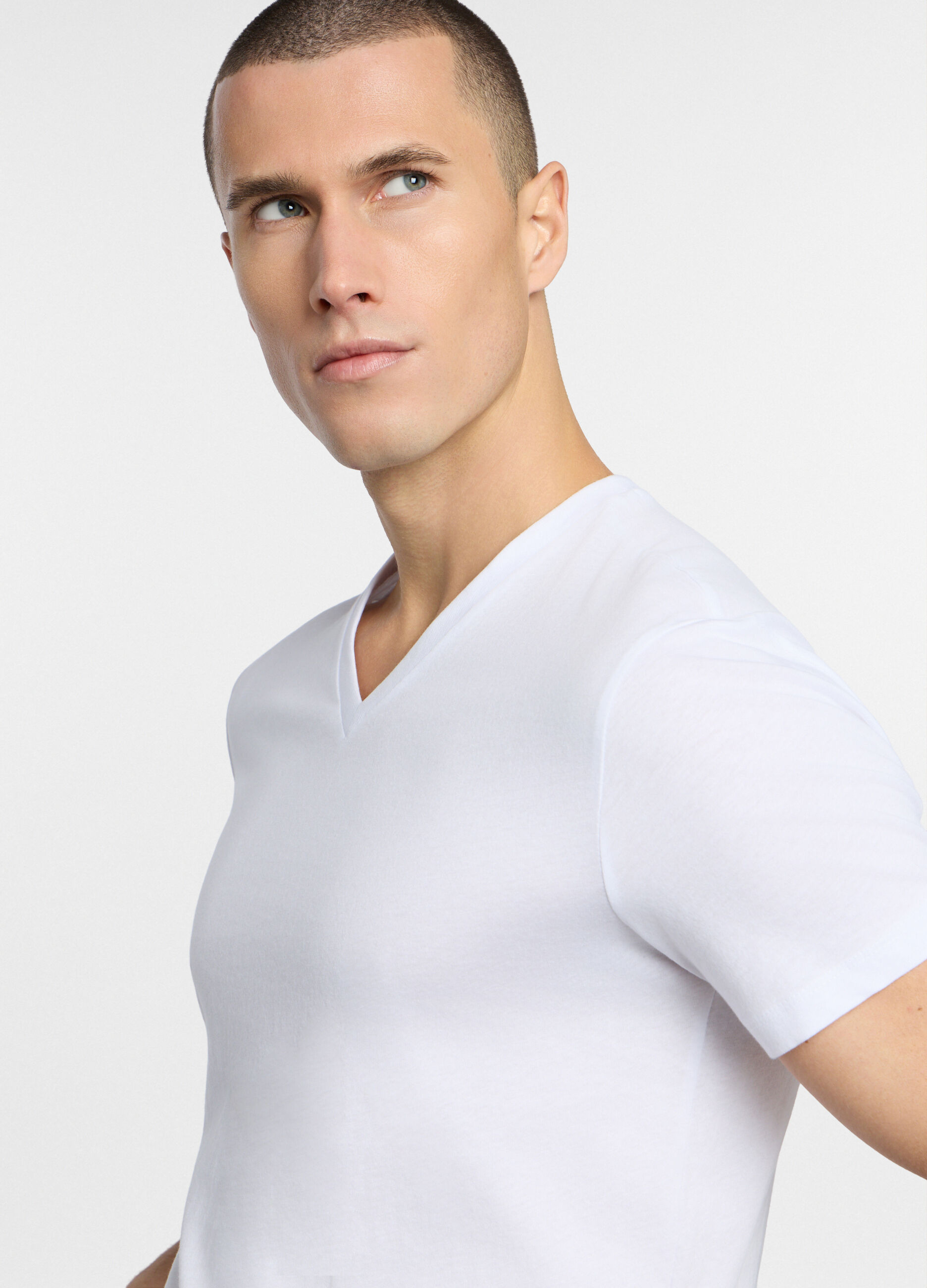 T-shirt scollo a V in jersey uomo_2