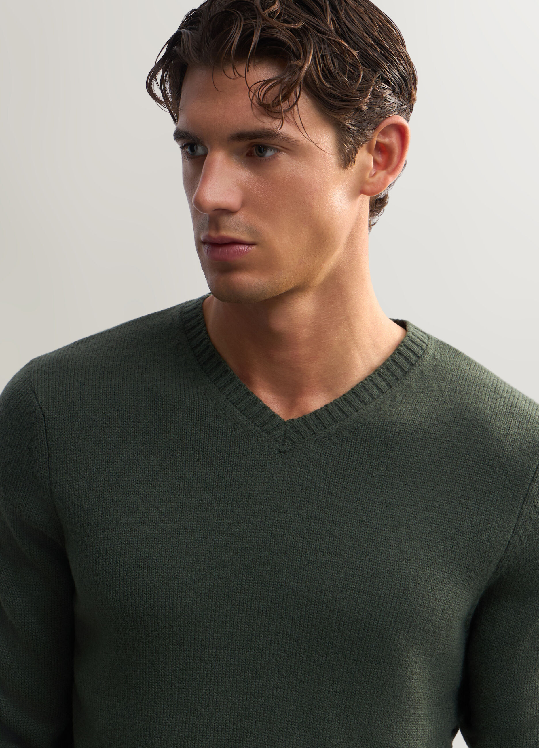 Maglione scollo a V in maglia rasata uomo_2