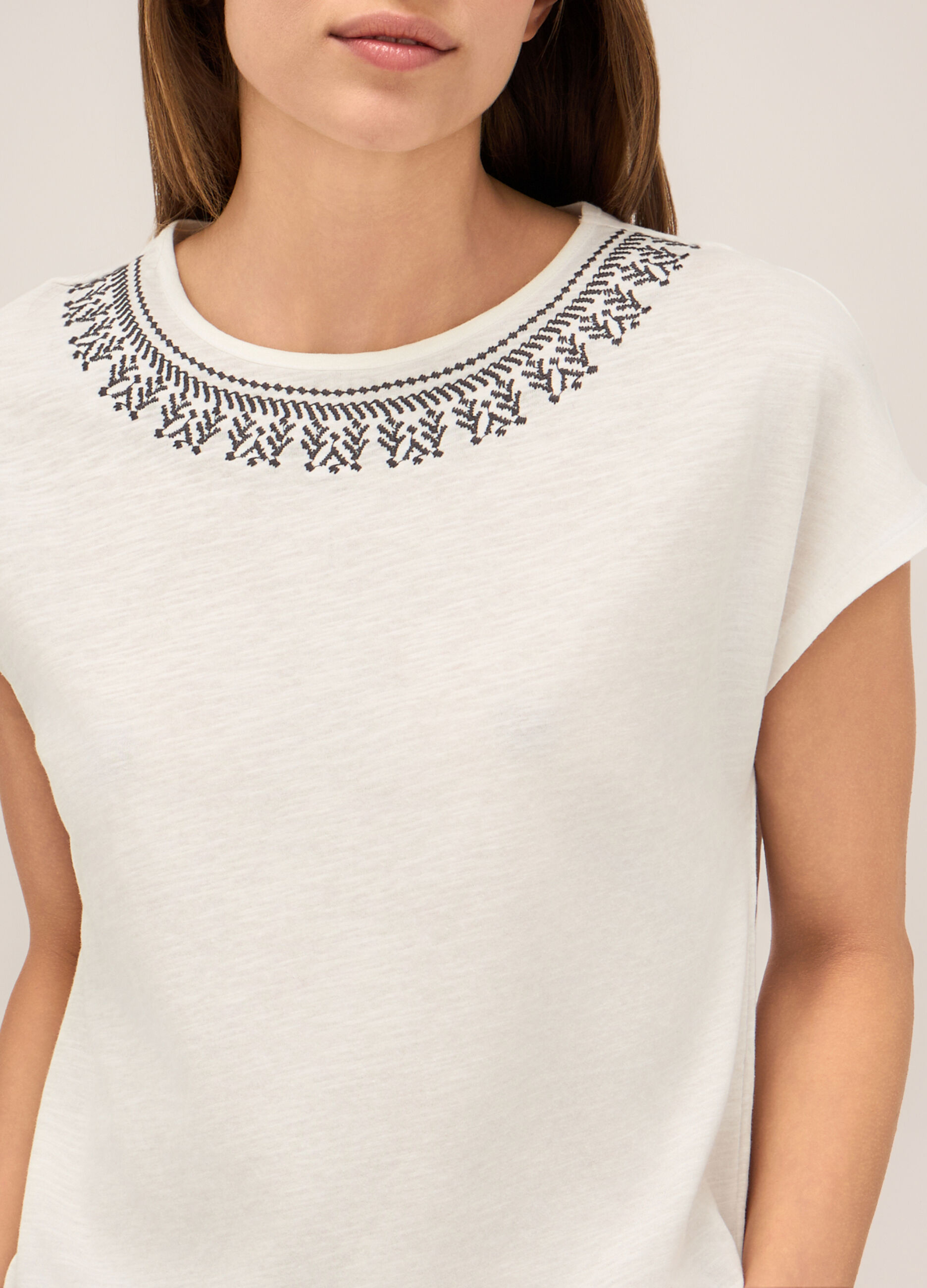 T-shirt in puro cotone con ricamo donna_2