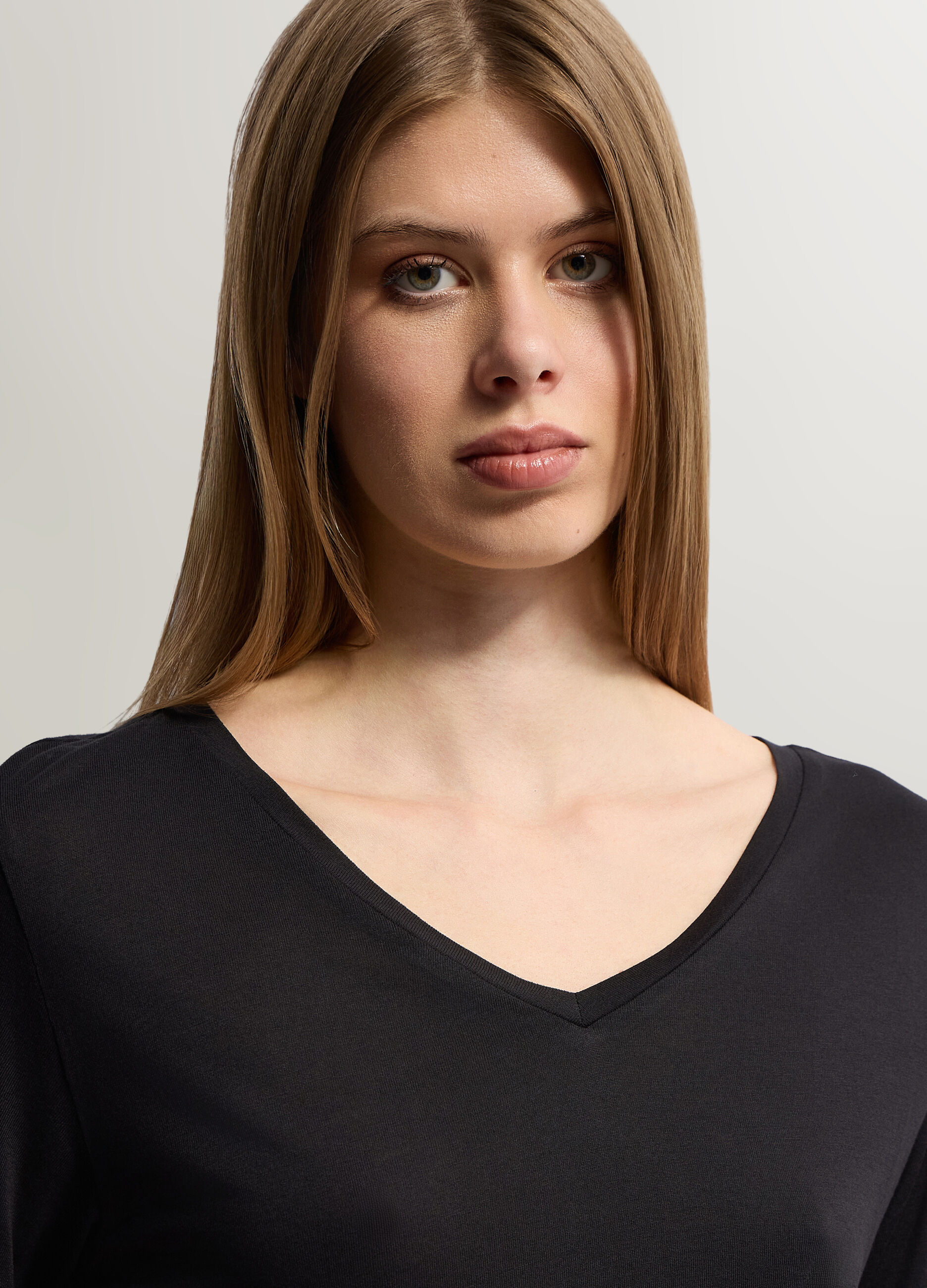 T-shirt con scollo a V donna_2