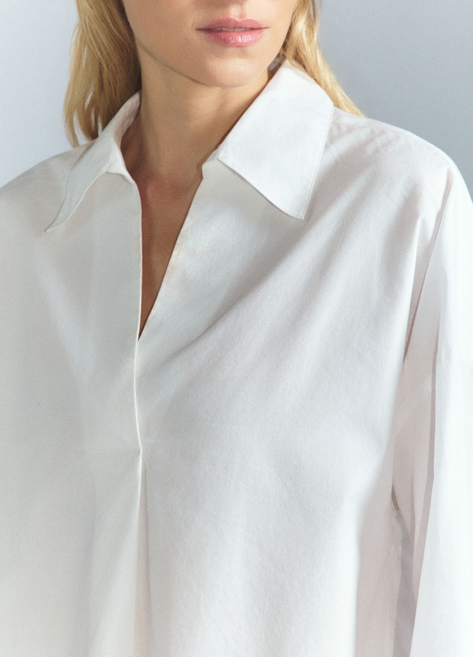 Blusa Fit Regular con scollo a V in popeline di puro cotone donna_4