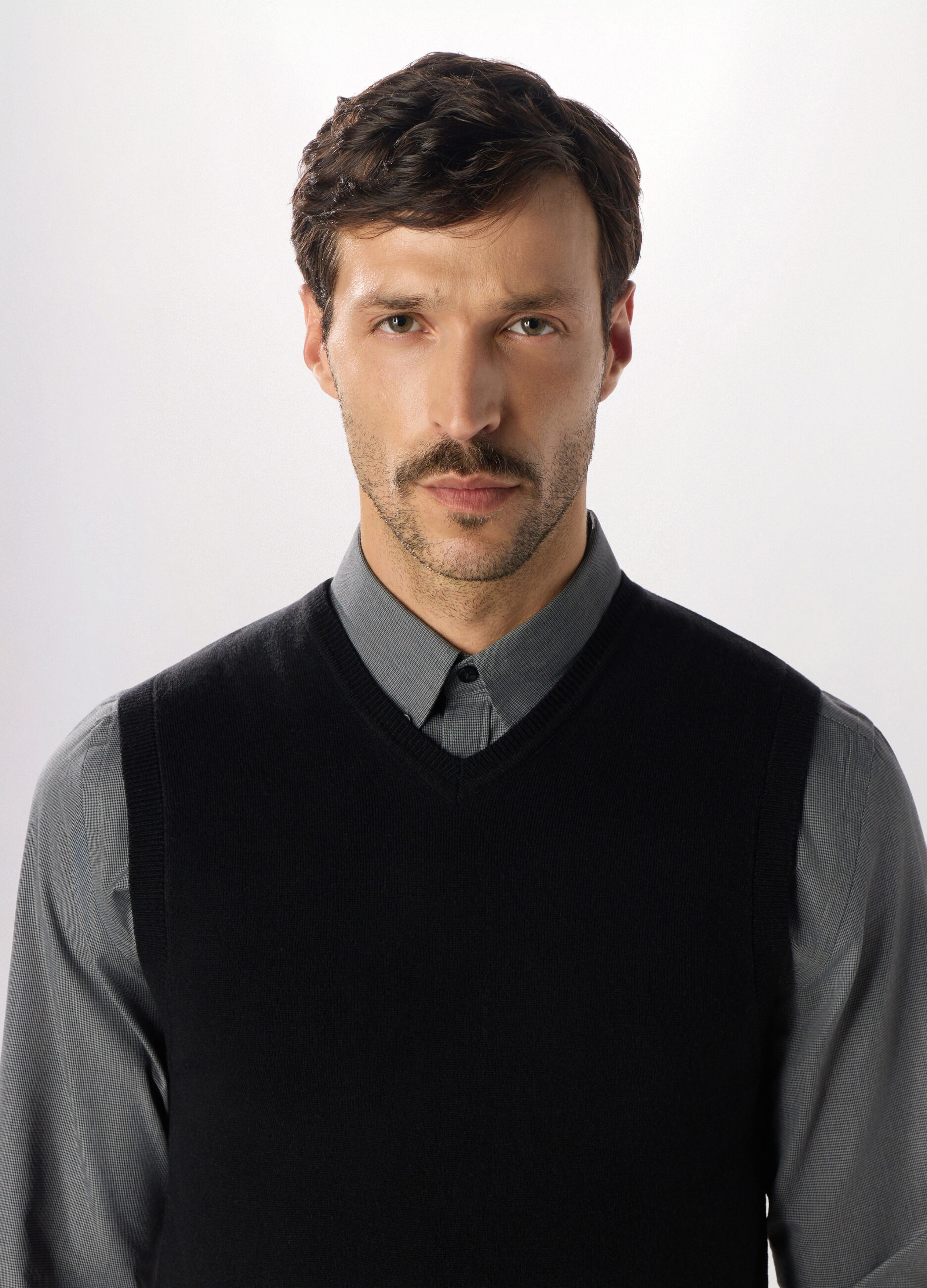 Gilet in maglia con scollo a V uomo_2