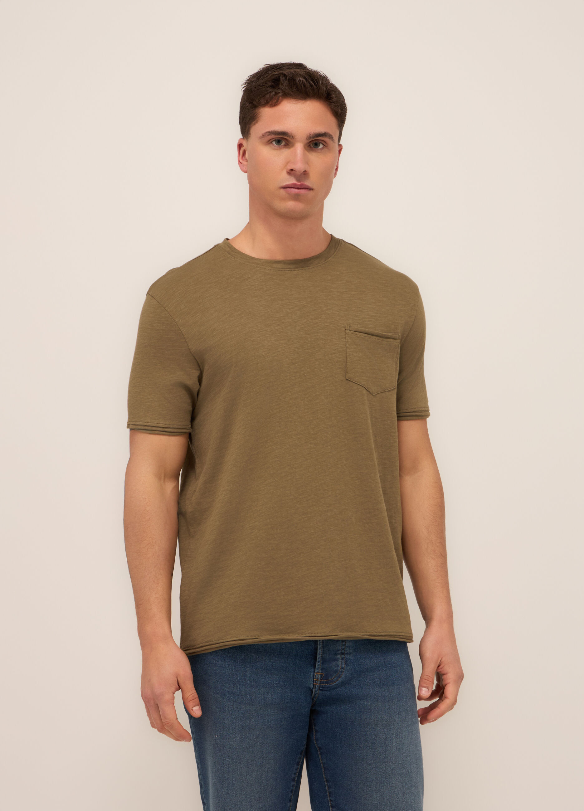 T-shirt girocollo con taschino uomo_0