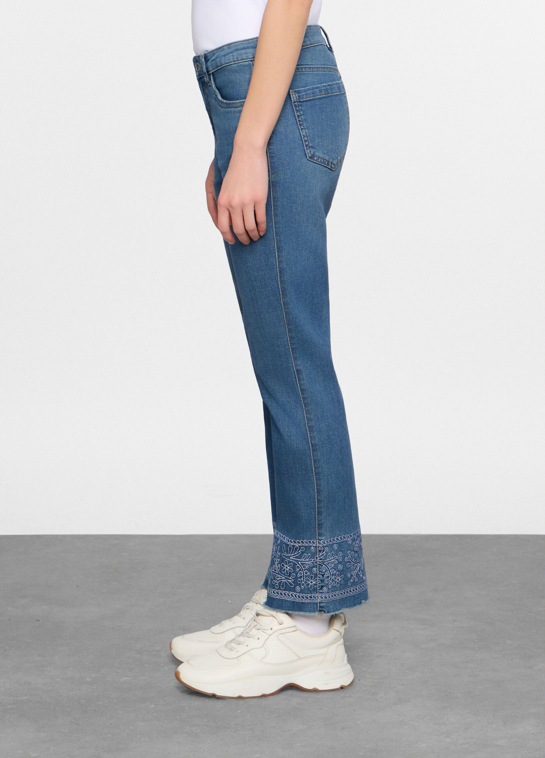 5 Tasche fit Mini Flare in denim stretch con ricamo al fondo donna_1