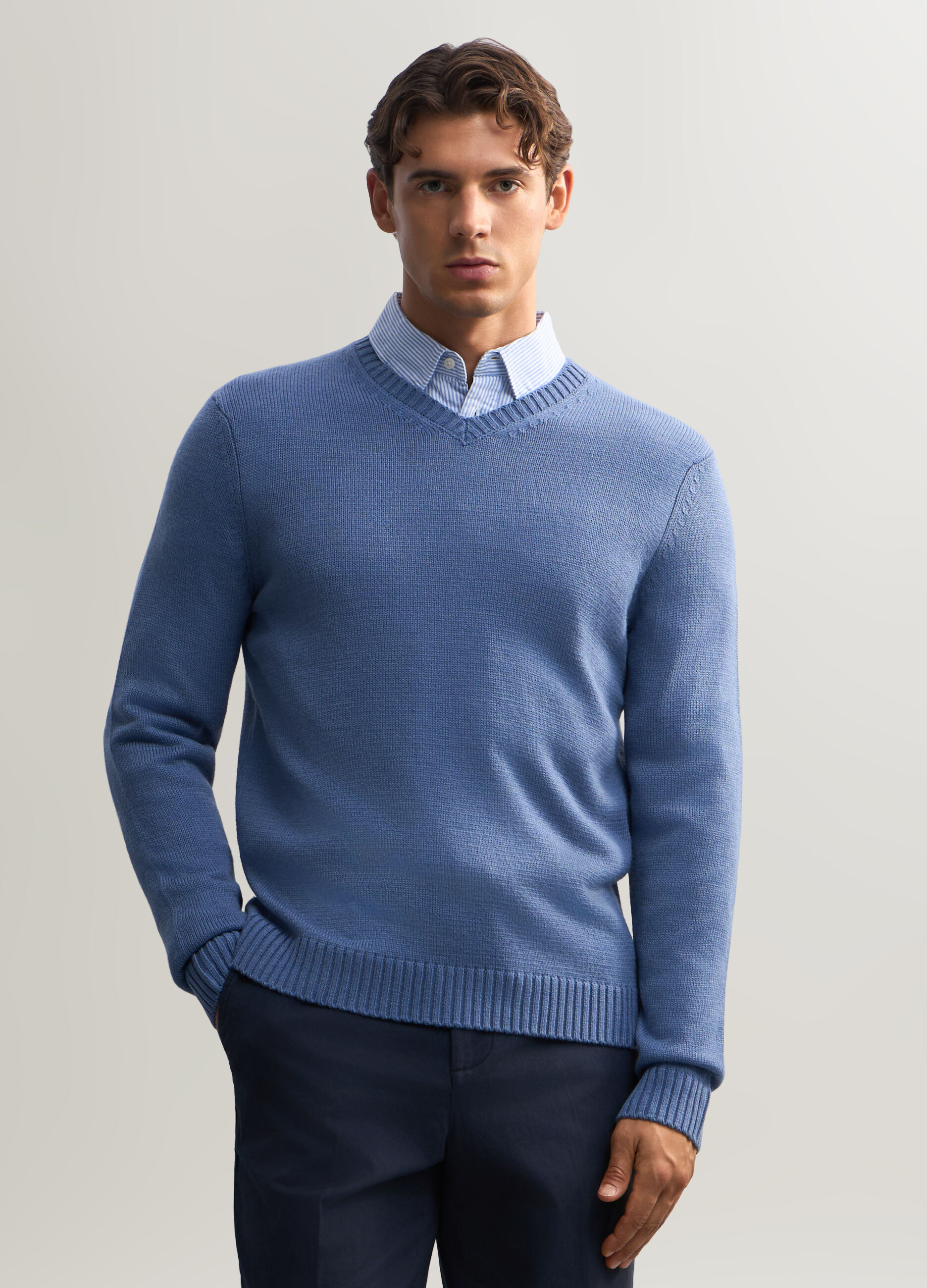 Maglione scollo a V in maglia rasata uomo_0