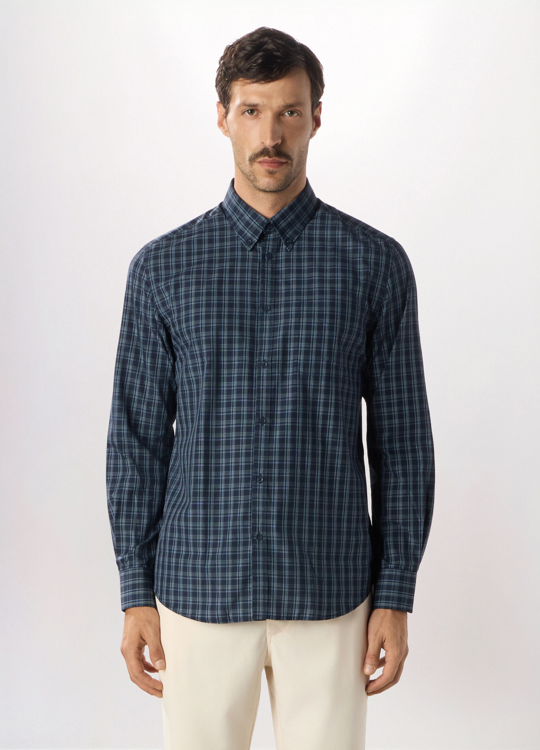 Camicia slim fit con colletto button down in misto cotone uomo_0