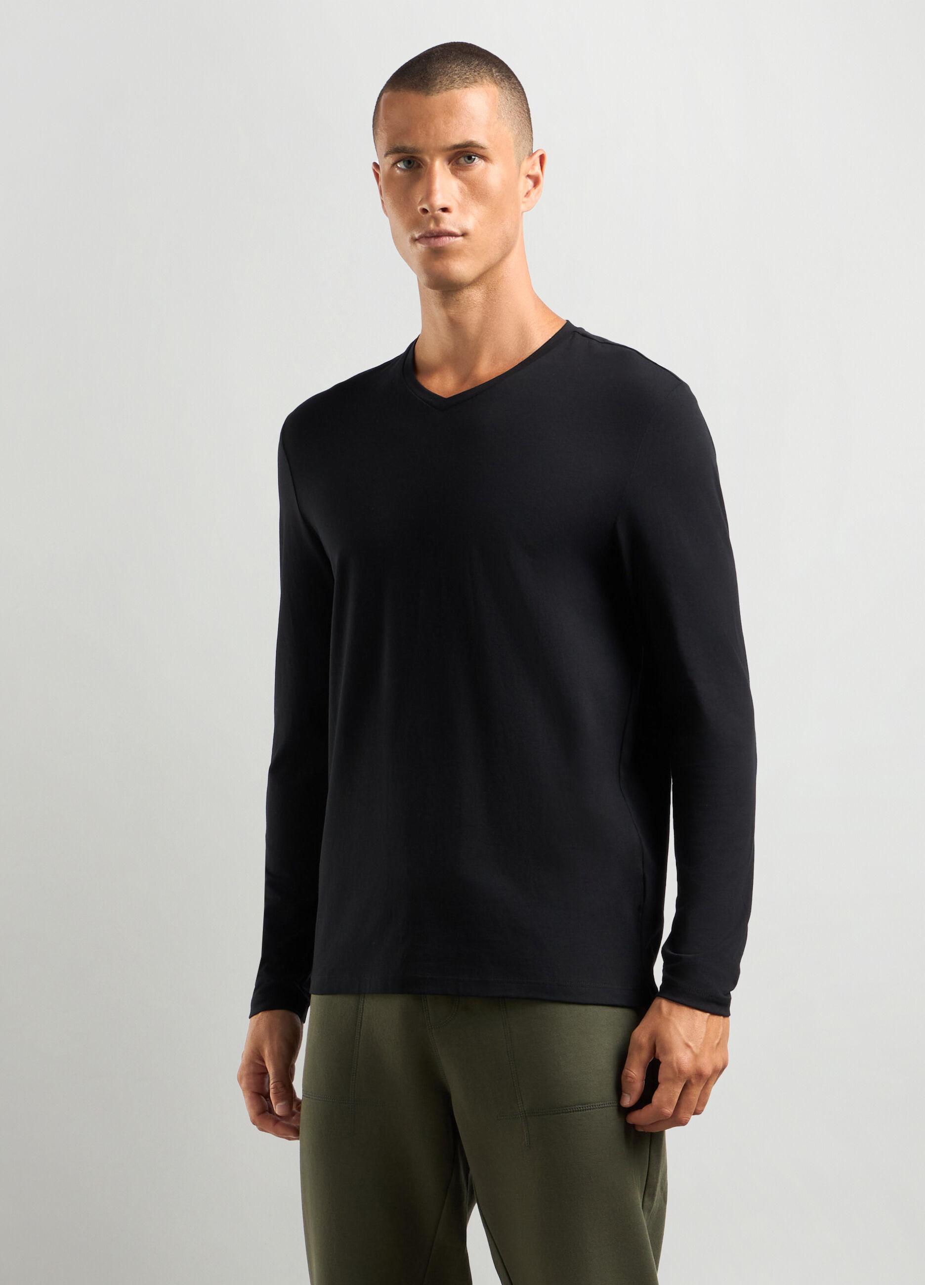 Maglia scollo a V in cotone stretch uomo_0