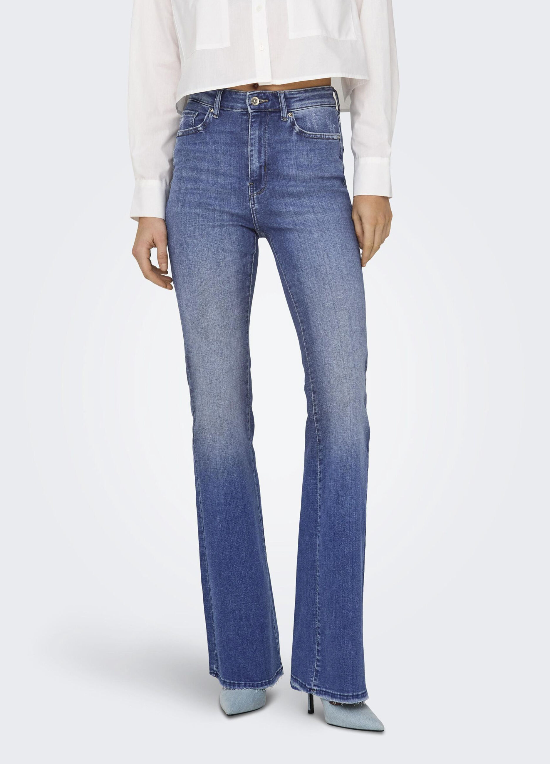Pantaloni flare fit in denim stretch donna