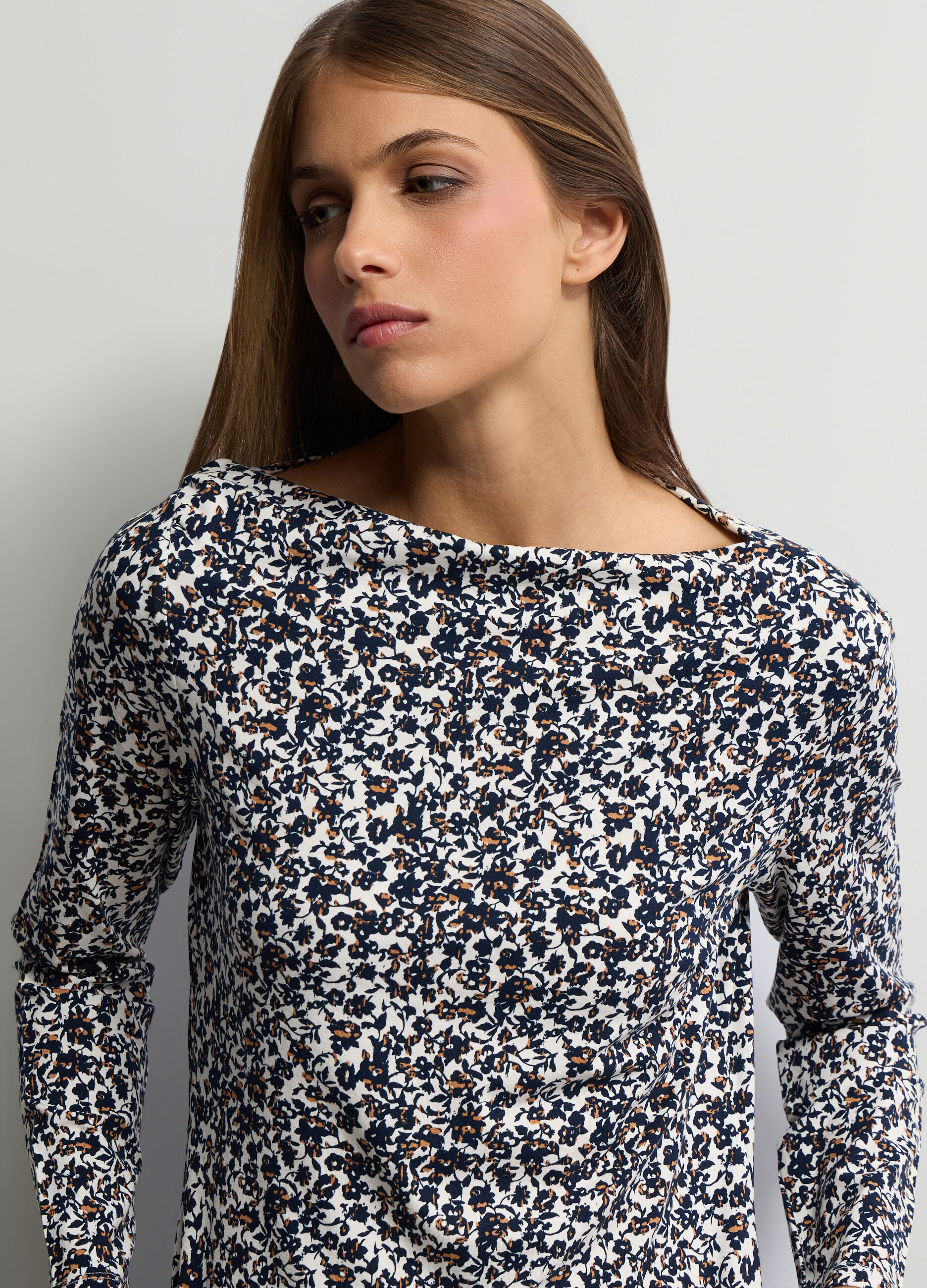 T-shirt con scollo a barchetta donna_2