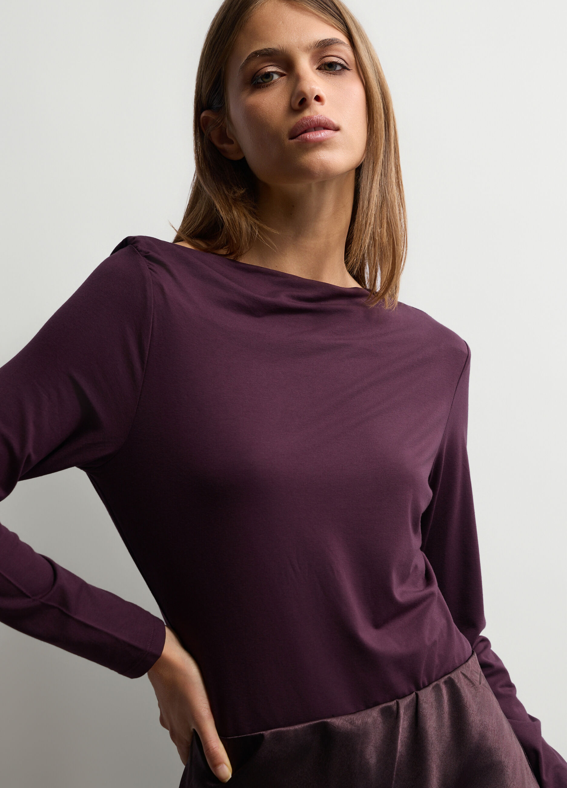 T-shirt con scollo a barchetta stretch donna_2