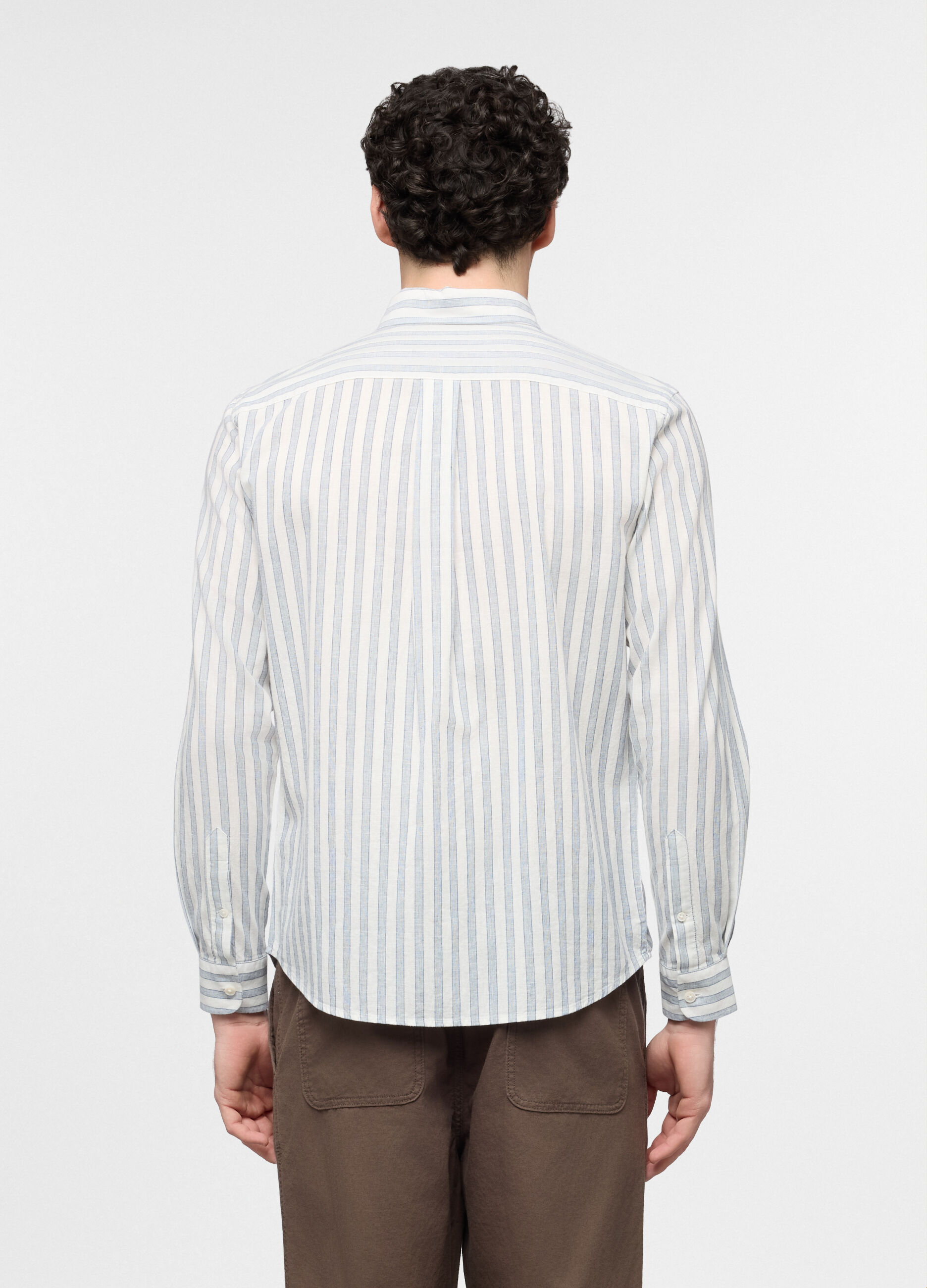 Camicia regular fit a righe con colletto button down uomo_1