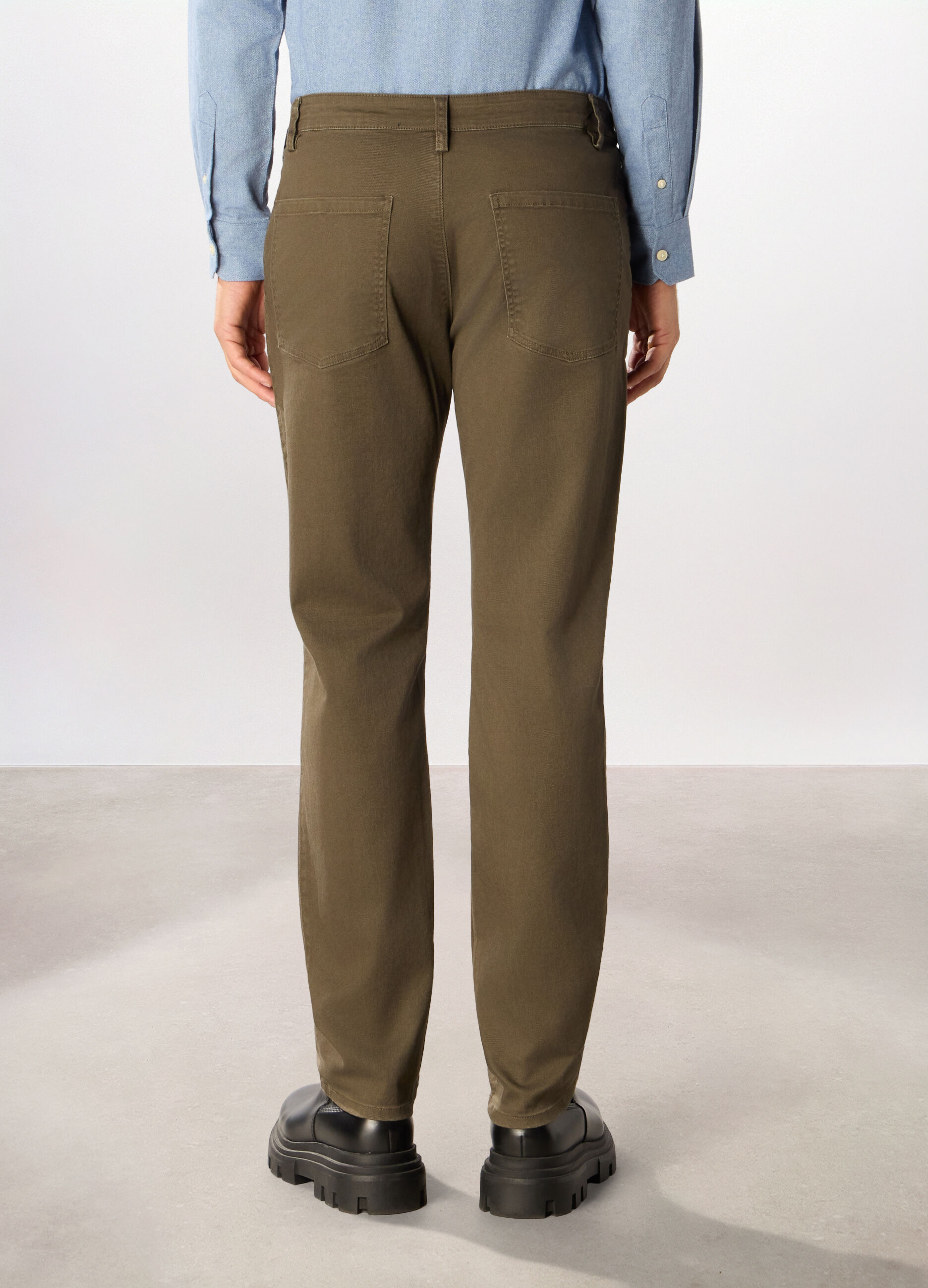 Pantaloni chino in twill di cotone stretch uomo_1