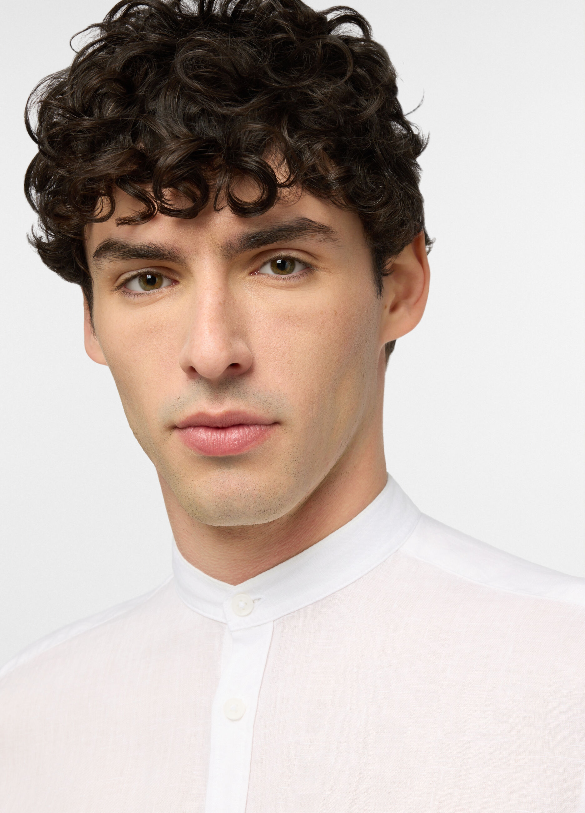 Camicia regular fit con collo coreano in lino uomo_2