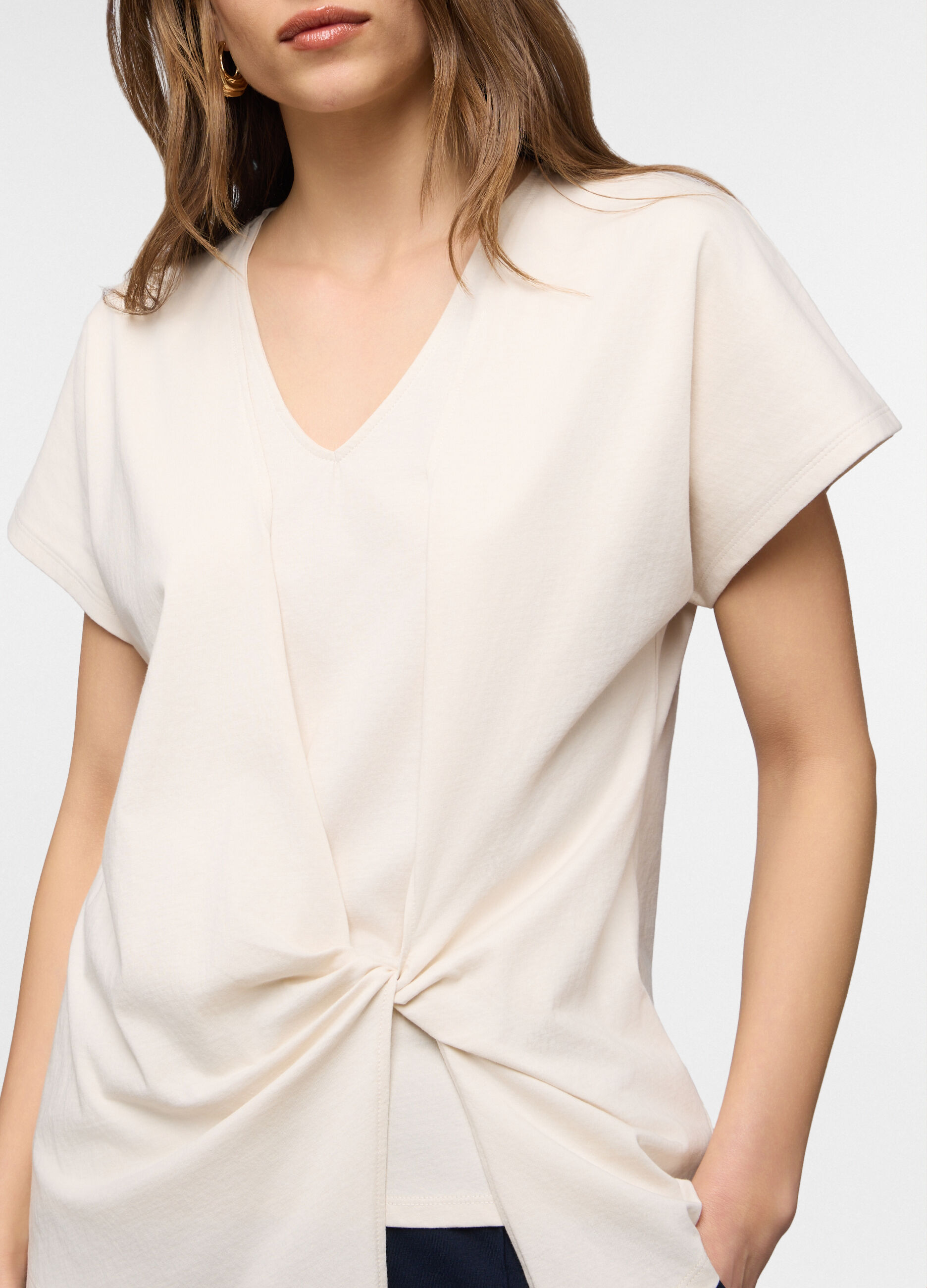T-shirt con scollo a V donna_2