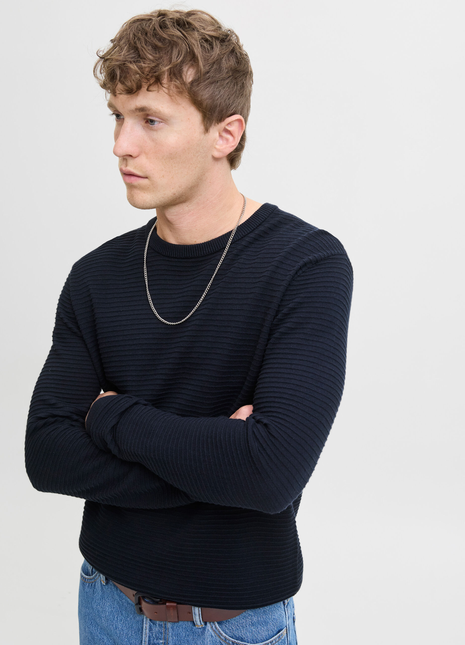 Maglione girocollo con motivo in rilievo uomo_3