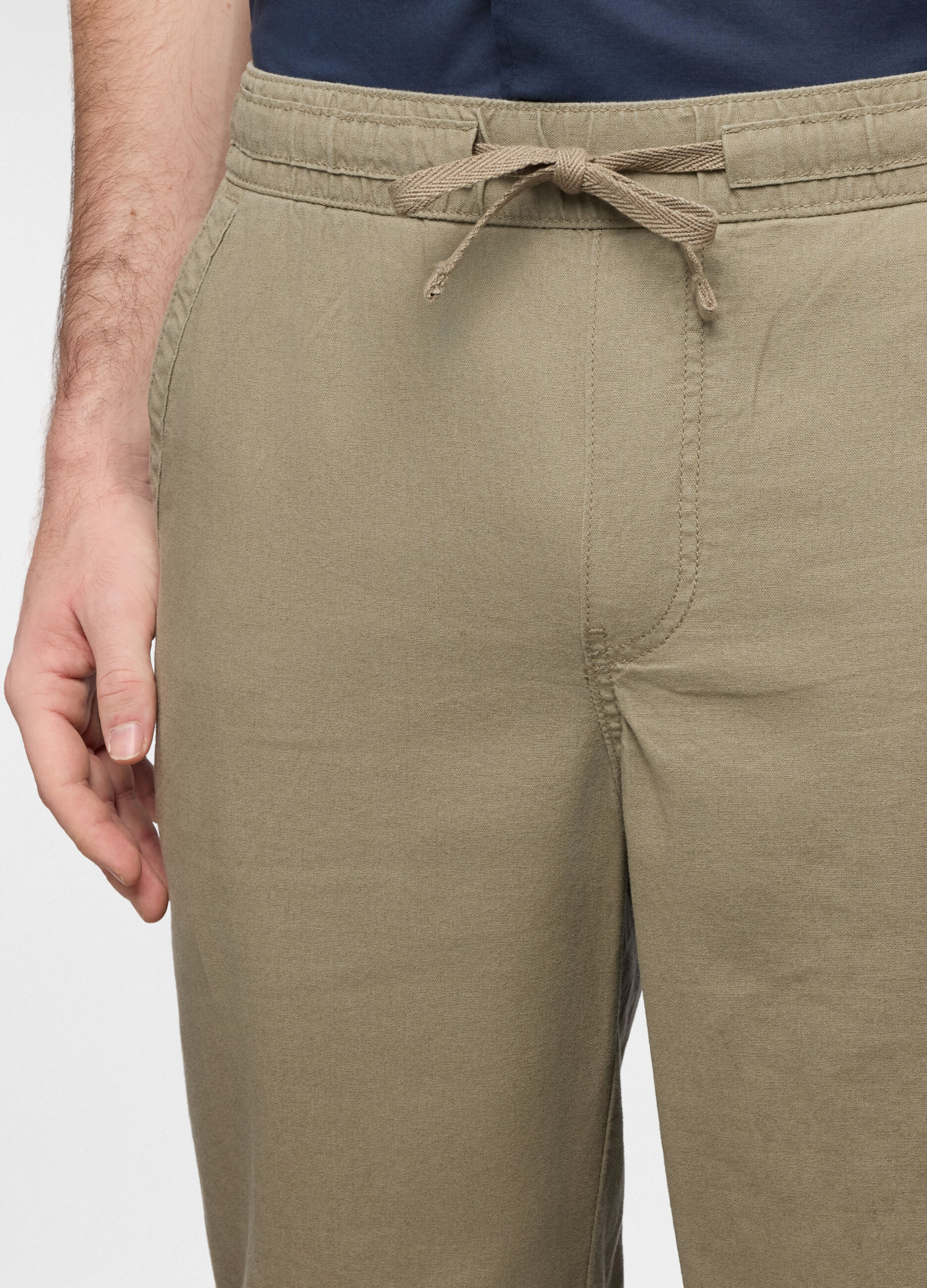 Pantalone chino relaxed fit in misto cotone e lino uomo_2