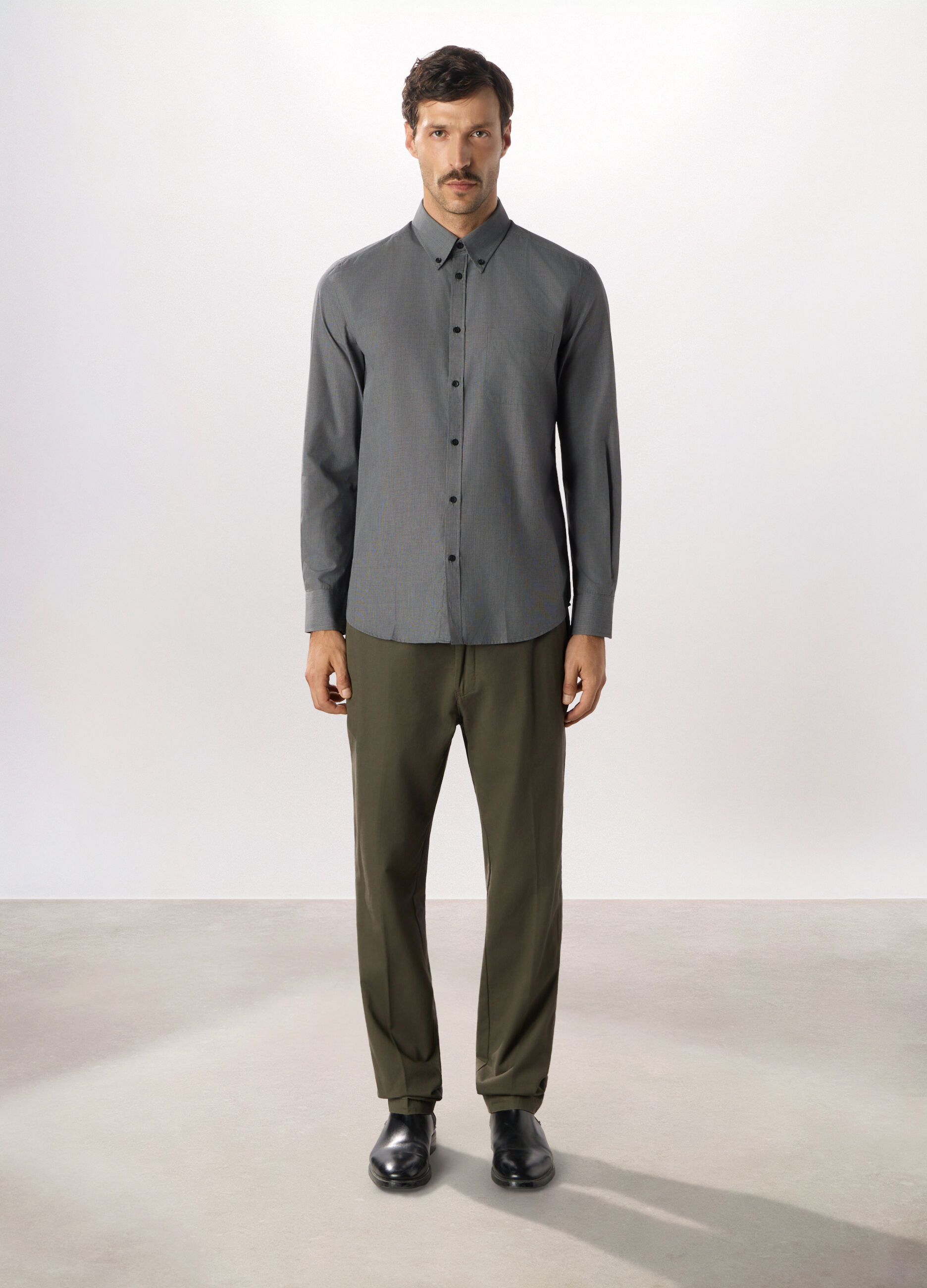 Pantalone chino regular fit in puro cotone_0