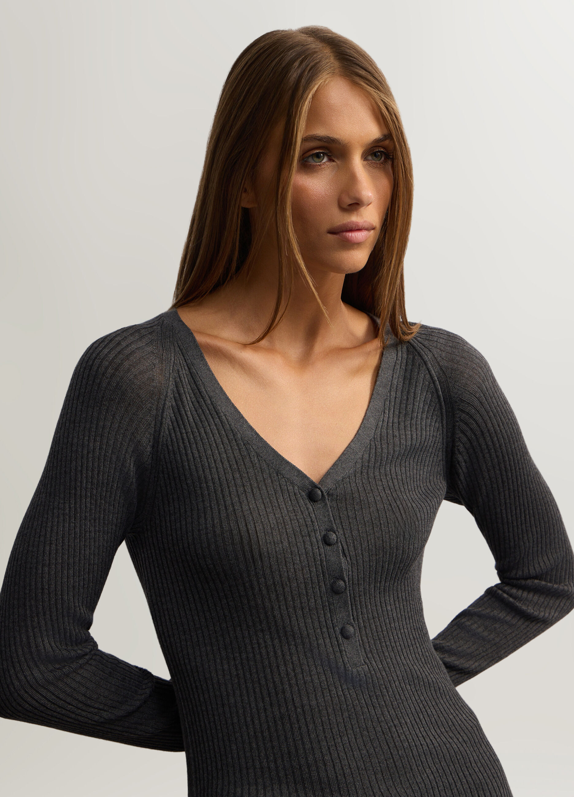 Pullover con scollo a V in costina donna_2