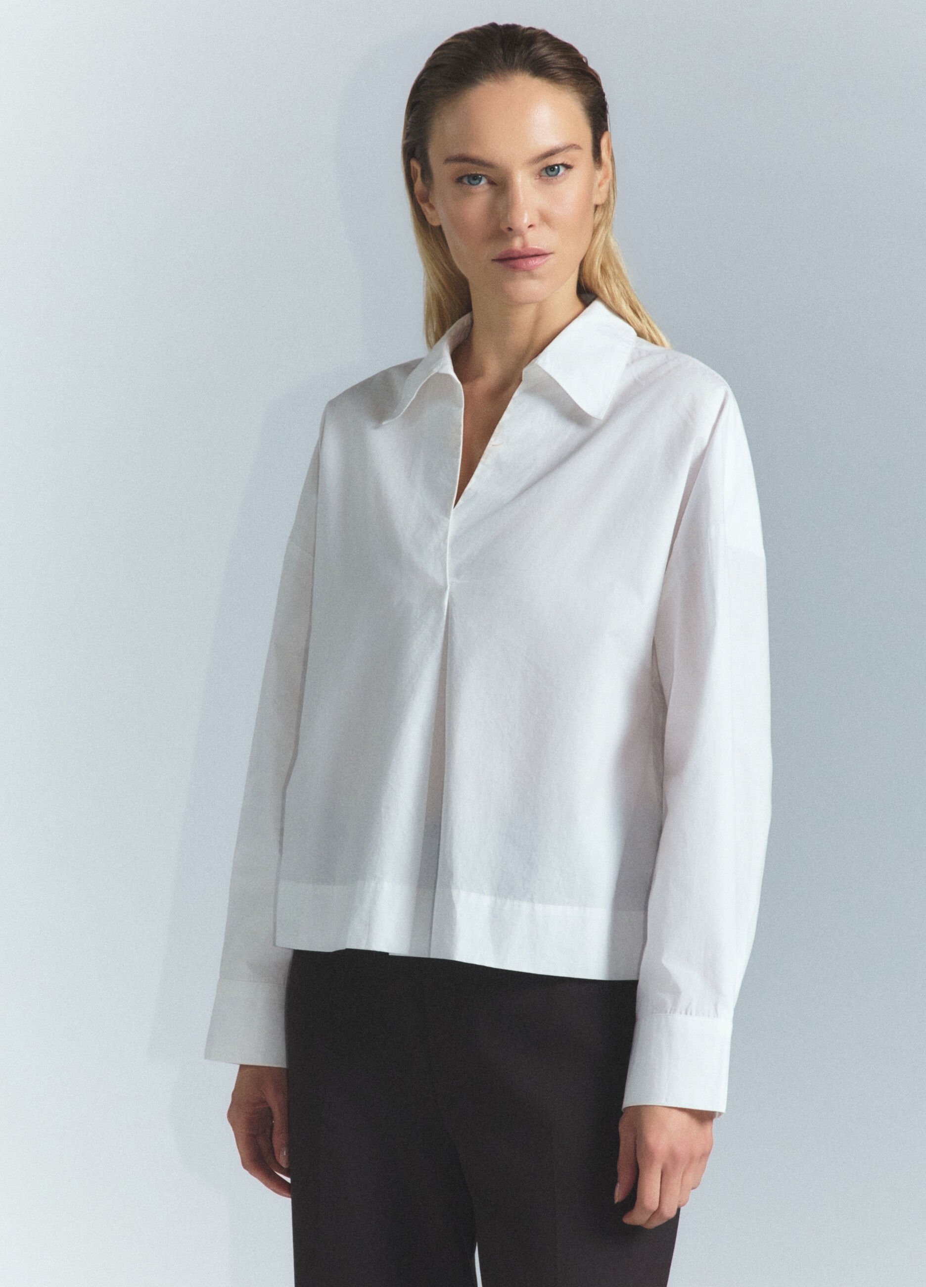 Blusa Fit Regular con scollo a V in popeline di puro cotone donna_1
