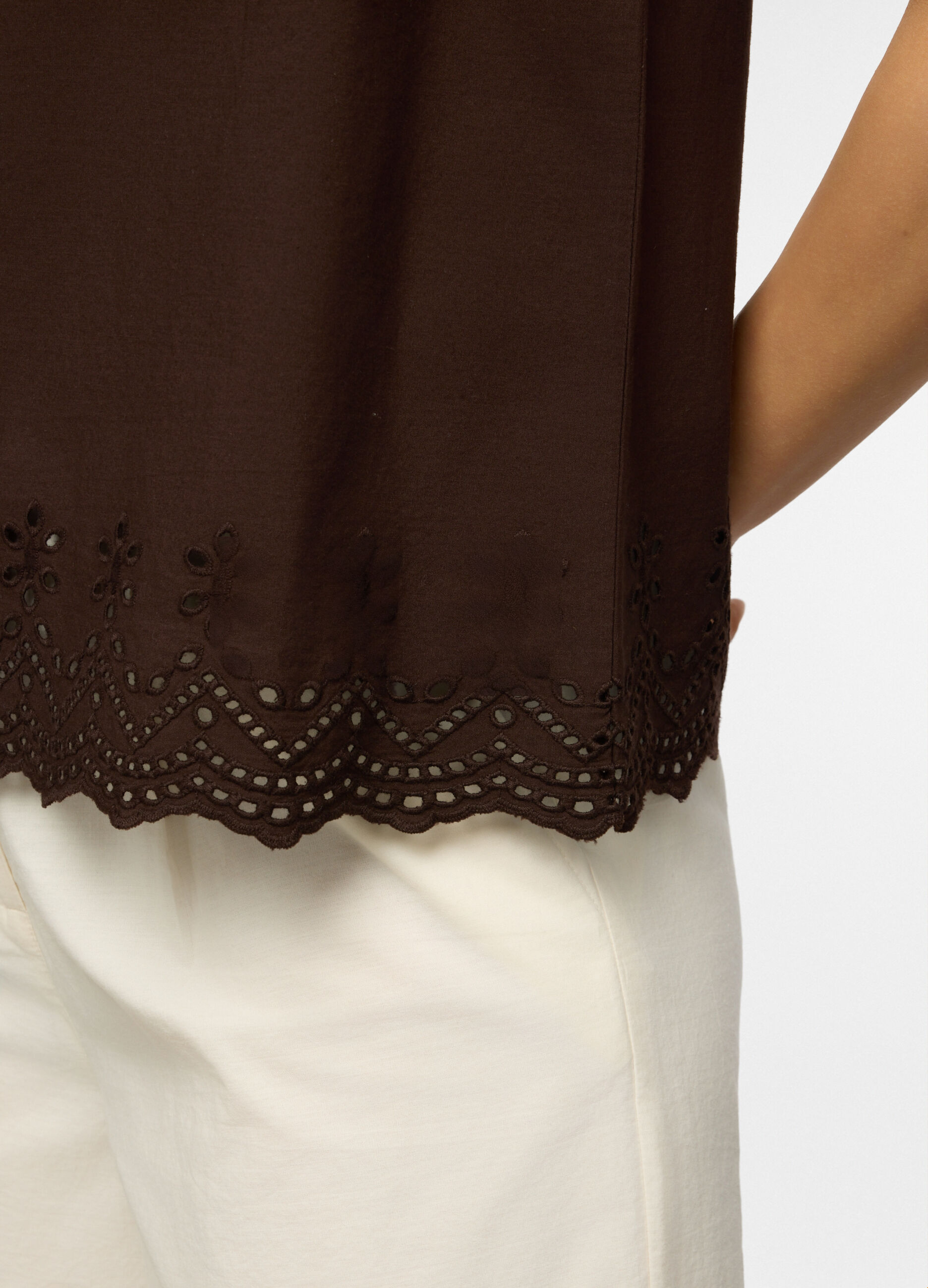 Top smanicato con scollo rotondo e ricamo donna_2