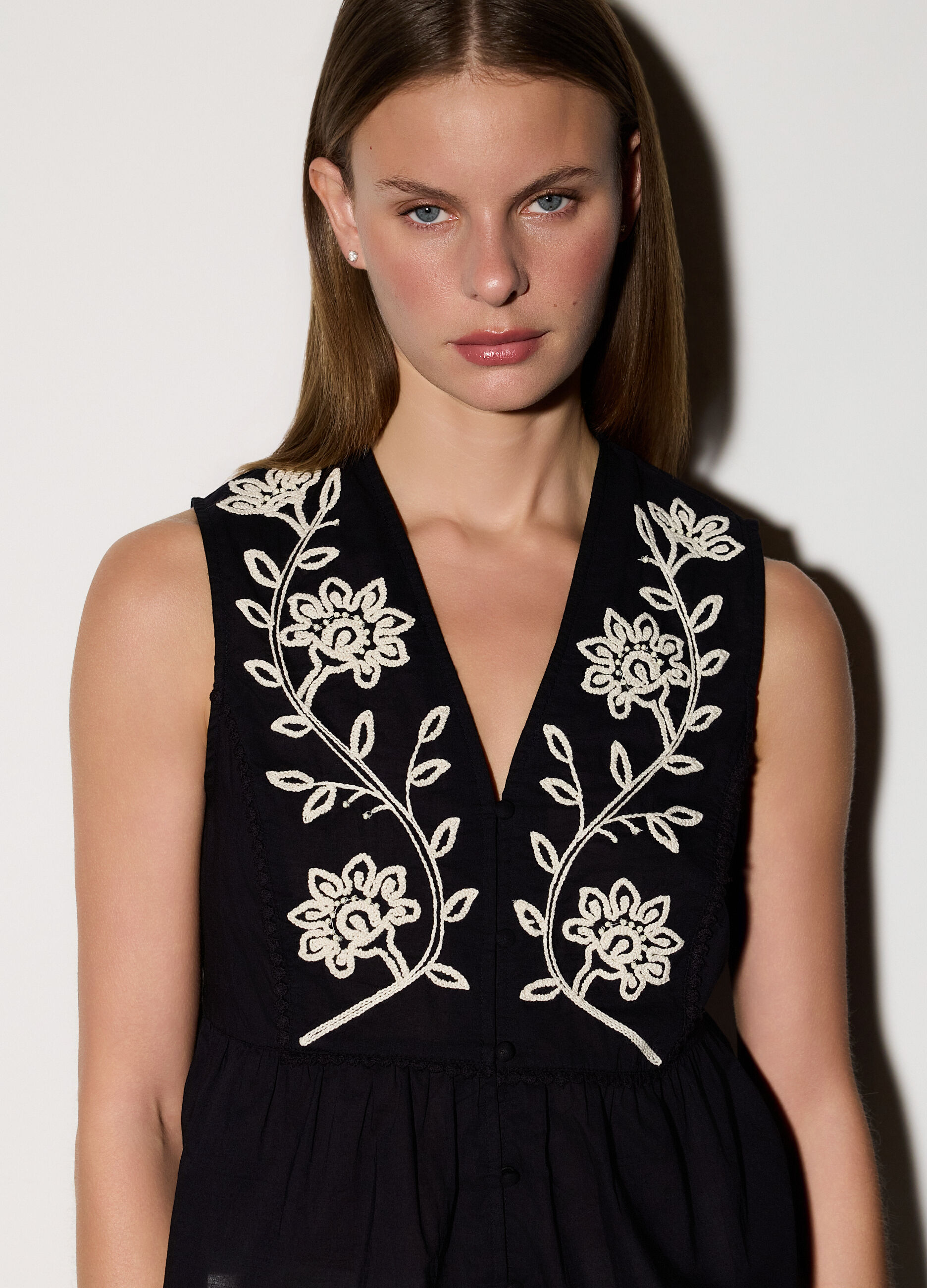 Camicia smanicata con ricami donna_3