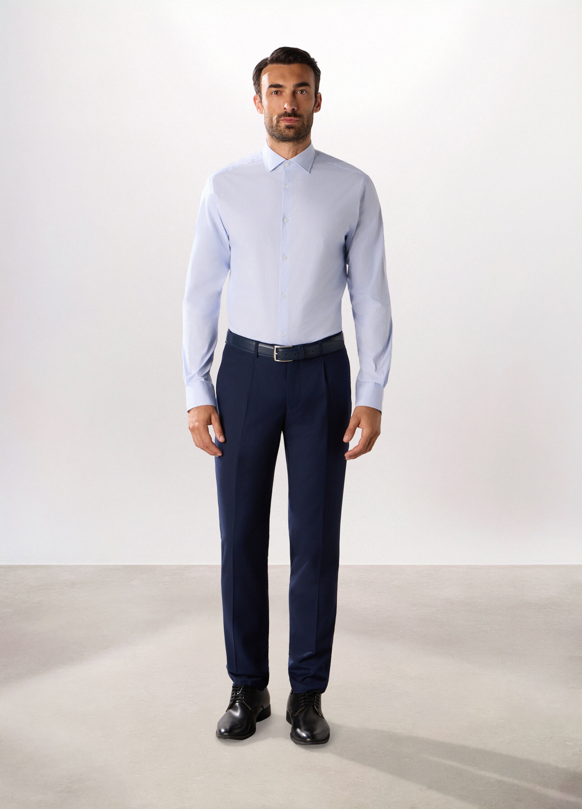 Pantalone regular con pince in twill stretch uomo_0
